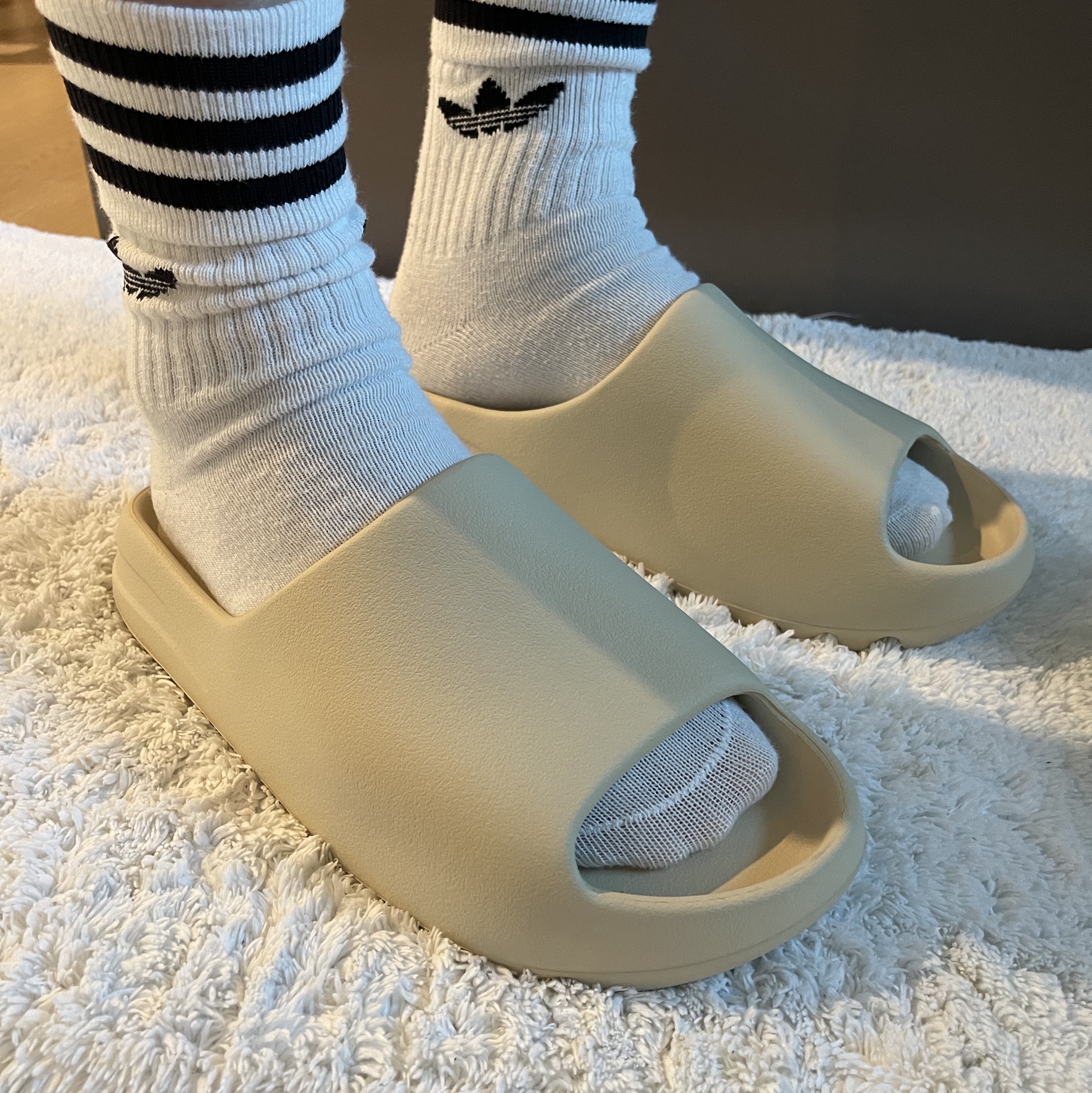 Adidas Yeezy Slide Bone 2022/2023 착용 스타일 - 1