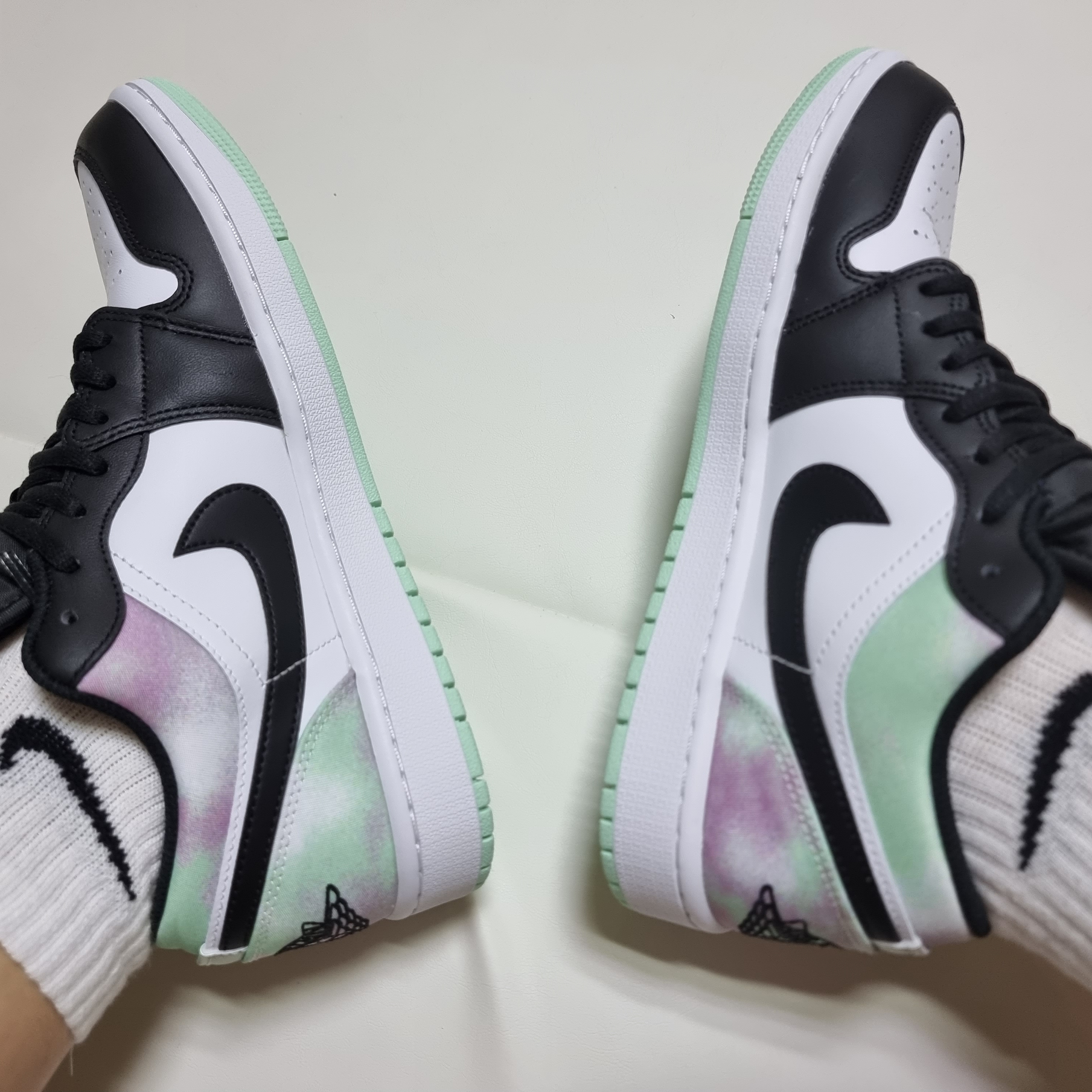 Jordan 1 Low SE White Black Tie-Dye 착용 스타일 - 2