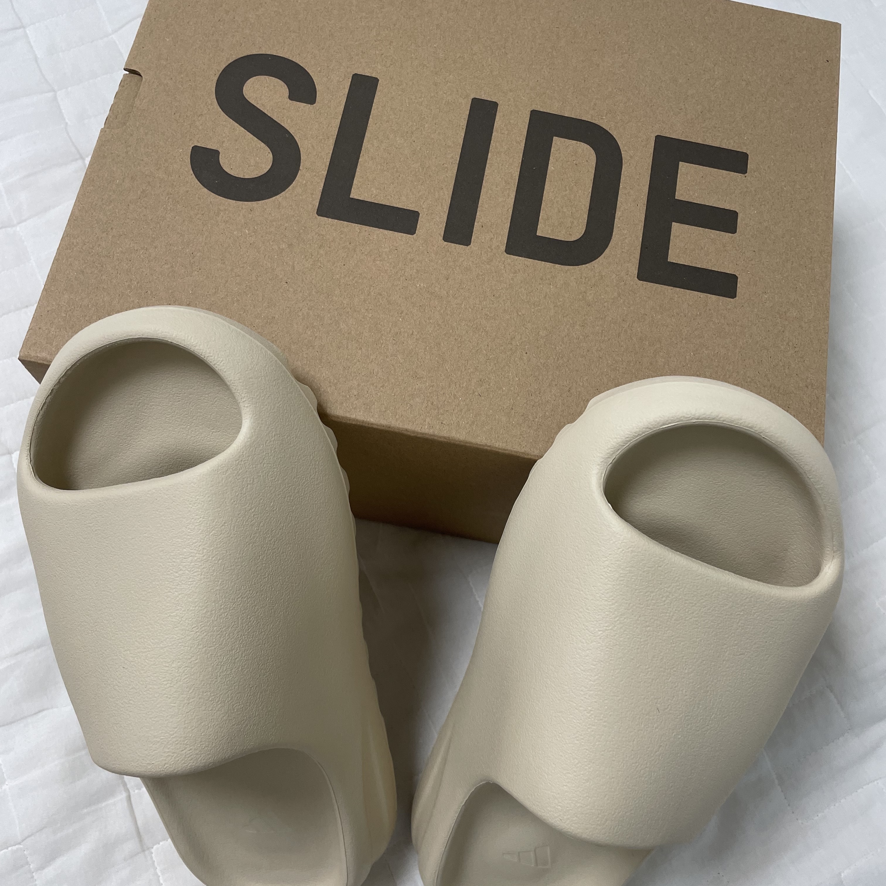 Adidas Yeezy Slide Bone 2022/2023 착용 스타일 - 1