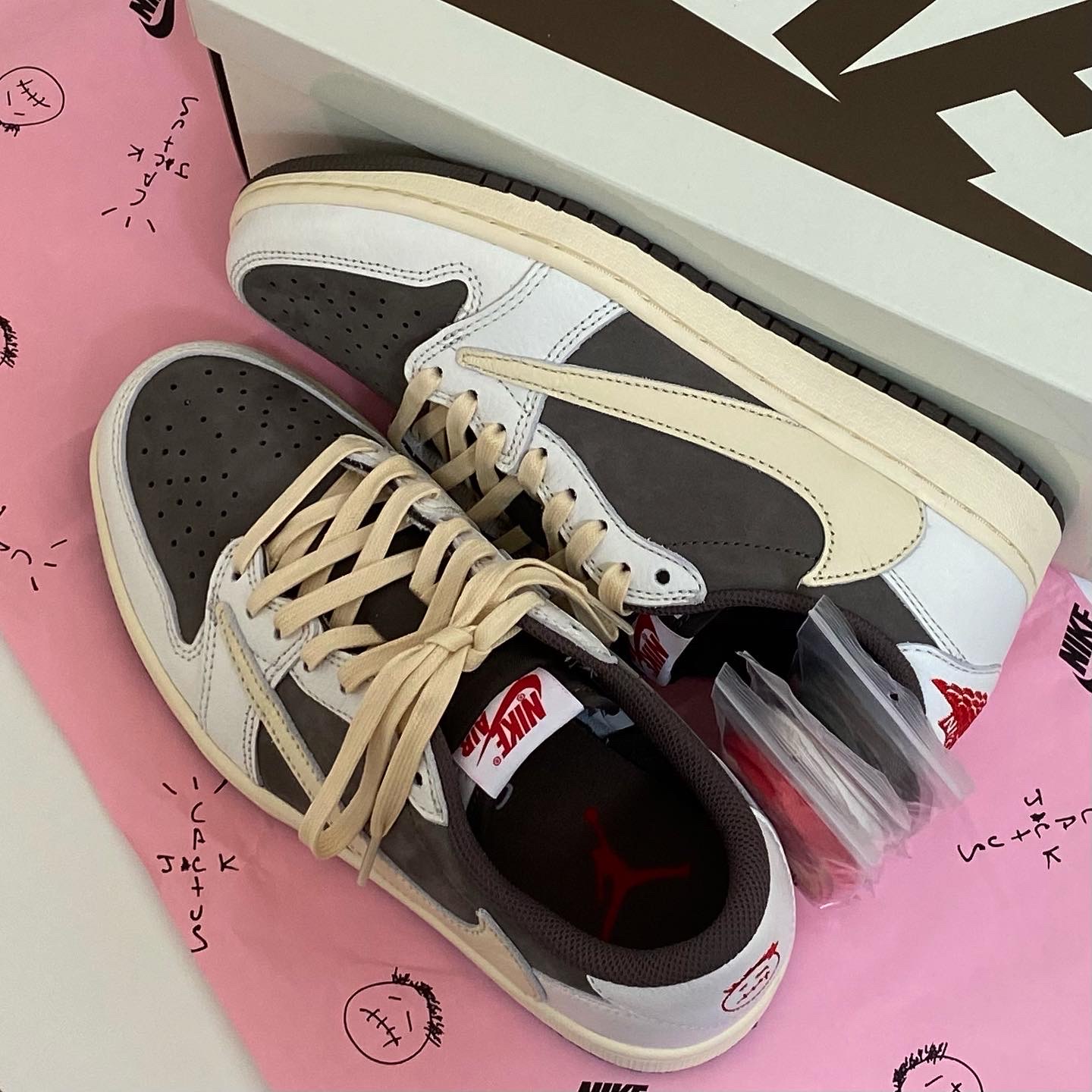 Jordan 1 x Travis Scott Retro Low OG SP Sail and Ridgerock 착용 스타일