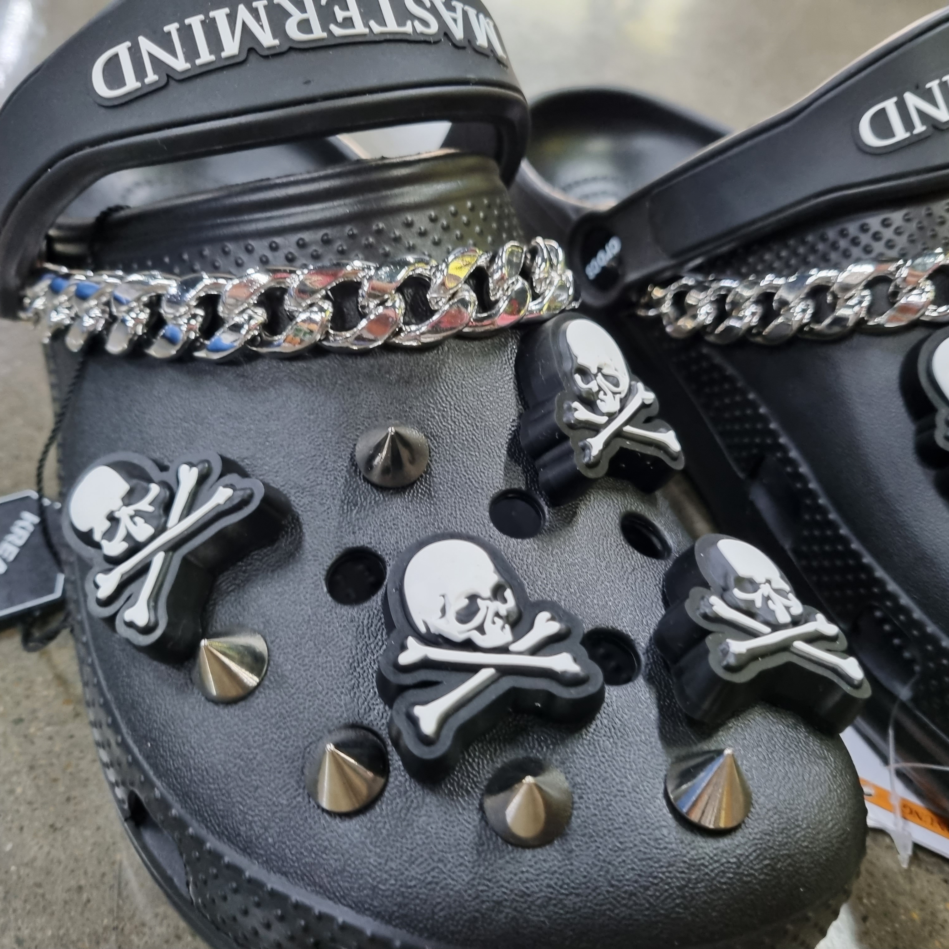 Crocs x Mastermind Classic Clog Black 착용 스타일 - 3