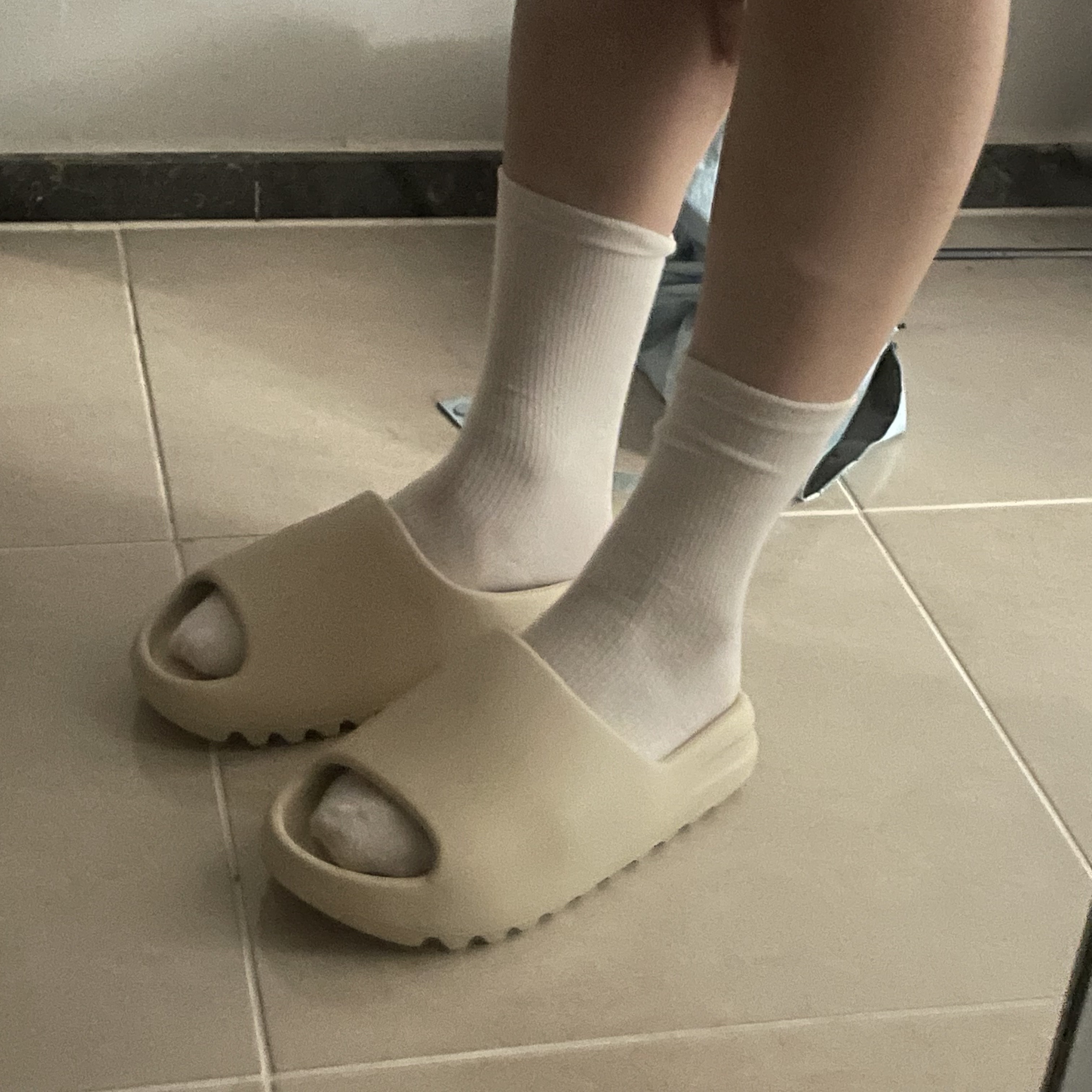 Adidas Yeezy Slide Bone 2022/2023 착용 스타일 - 2