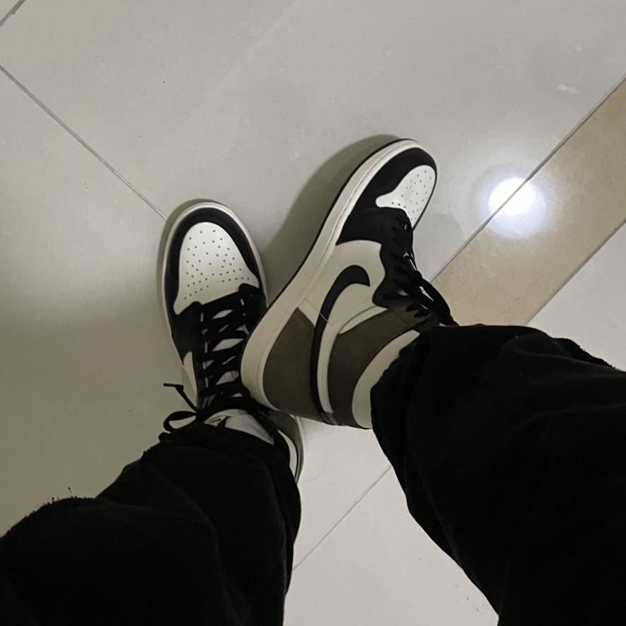 Jordan 1 Retro High OG Black Mocha 착용 스타일