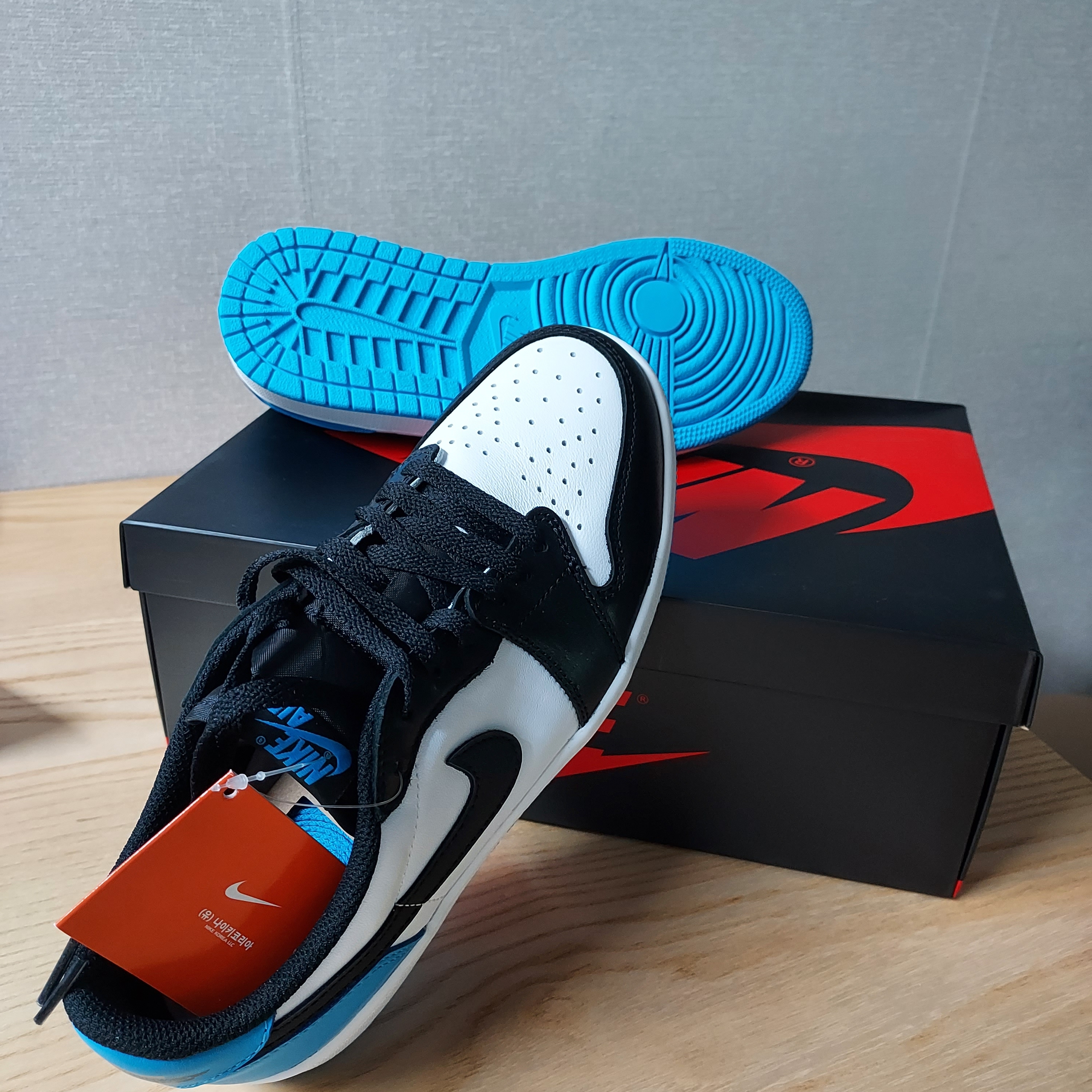 Jordan 1 Retro Low OG Black and Dark Powder Blue 착용 스타일 - 2