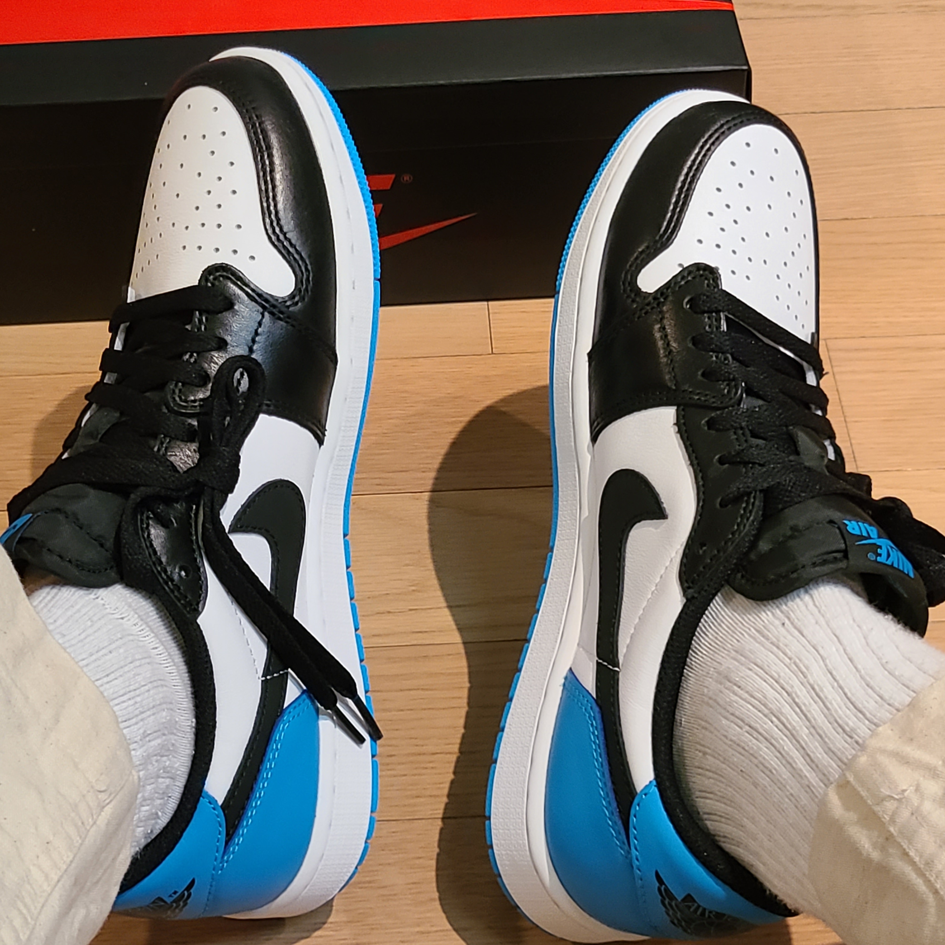 Jordan 1 Retro Low OG Black and Dark Powder Blue 착용 스타일 - 1