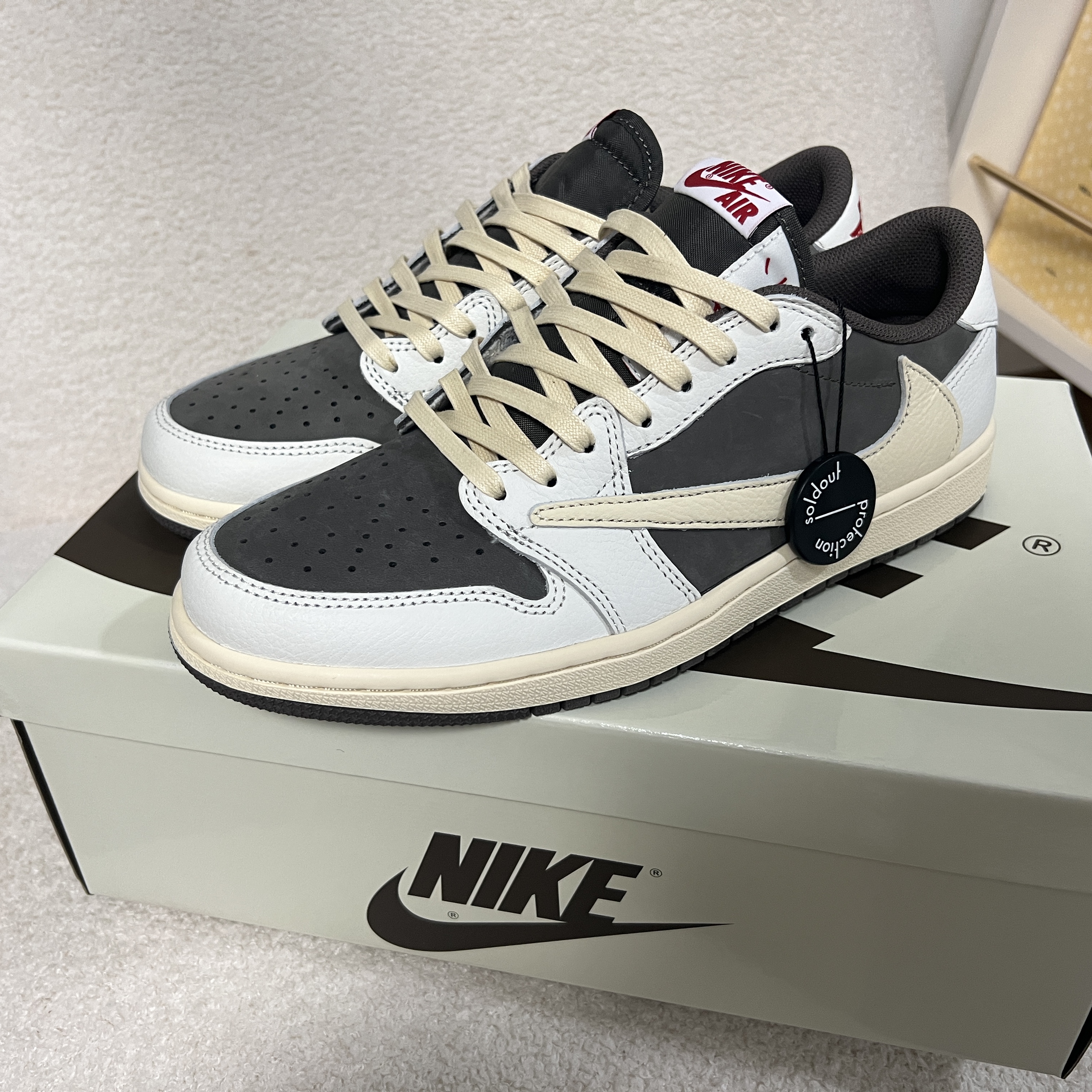 Jordan 1 x Travis Scott Retro Low OG SP Sail and Ridgerock 착용 스타일 - 1
