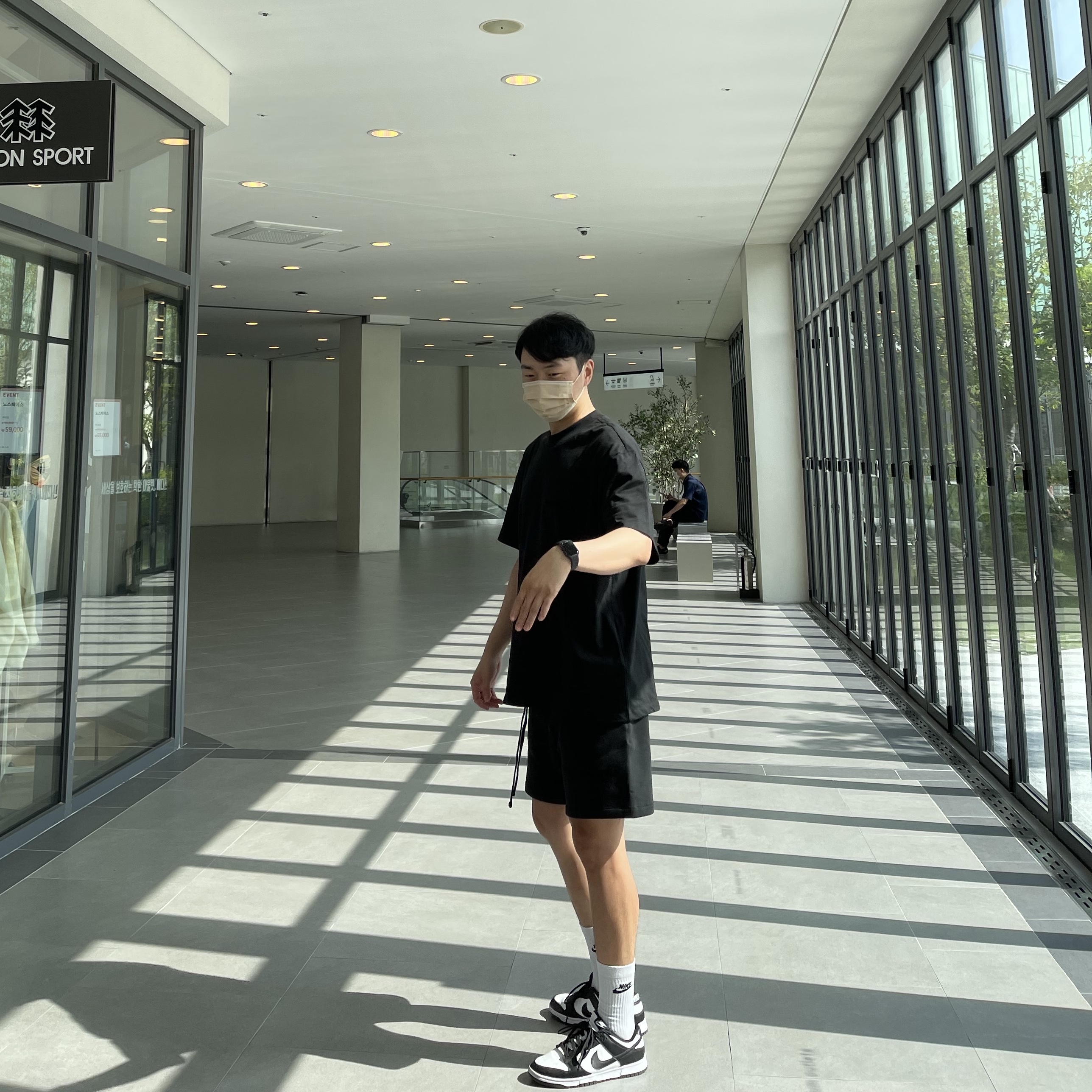Essentials The Core Collection T-Shirt Stretch Limo, Essentials The Core Collection Sweatshorts Stretch Limo 착용 스타일 - 1