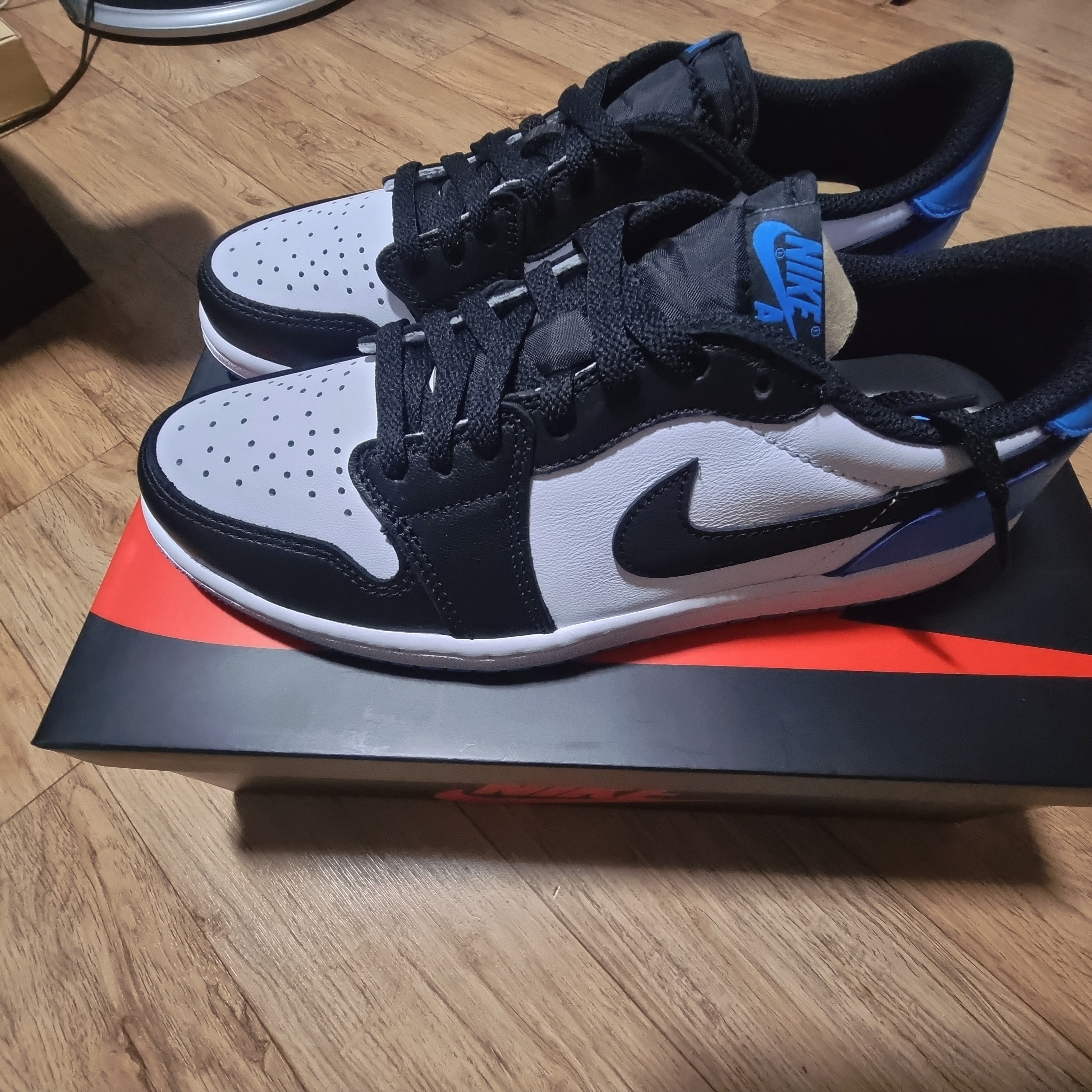 Jordan 1 Retro Low OG Black and Dark Powder Blue 착용 스타일 - 2