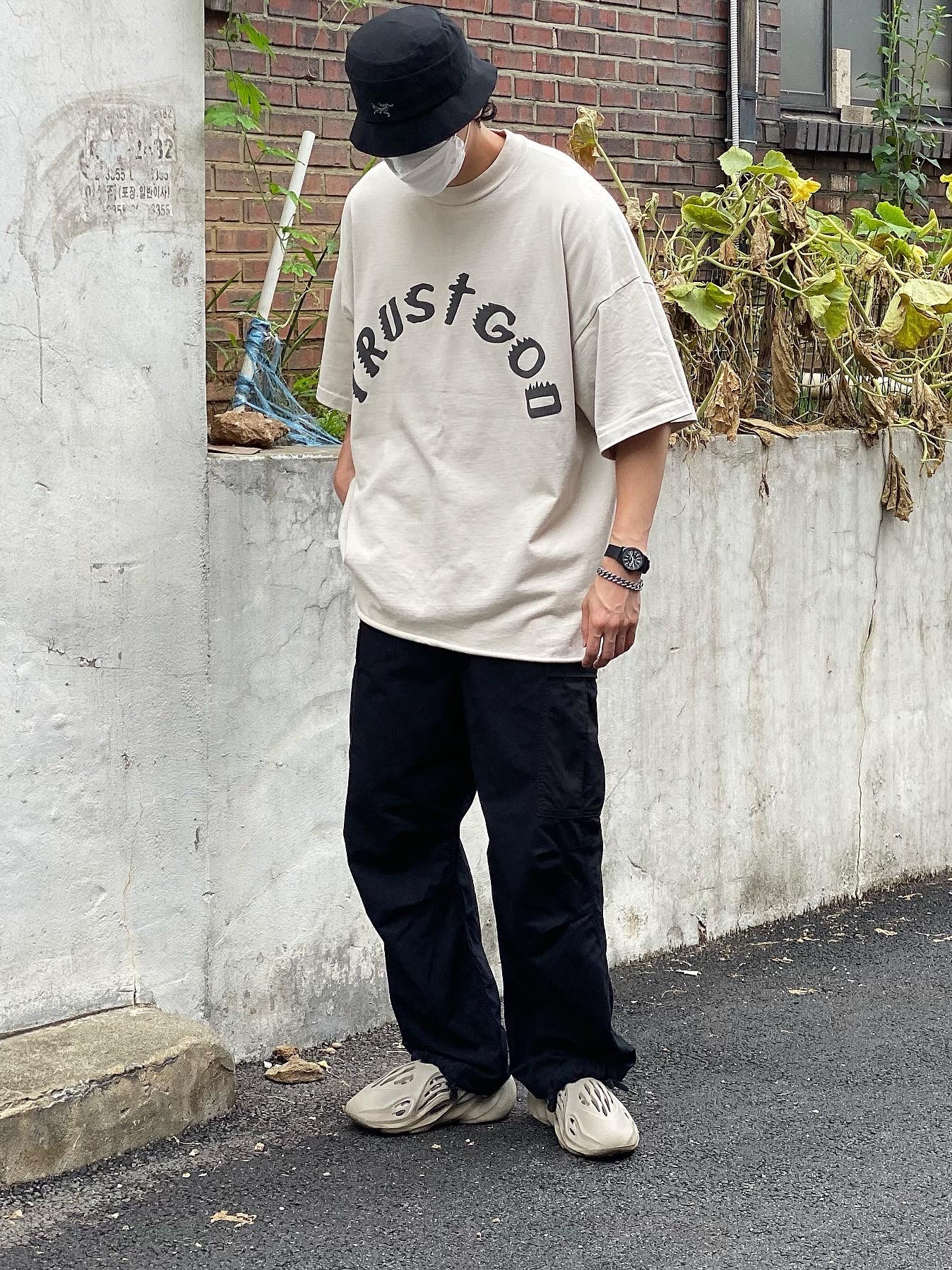 Adidas Yeezy Foam RNNR Stone Sage, Palace x Arc'teryx Sinsolo Hat Black - 20FW 착용 스타일 - 5