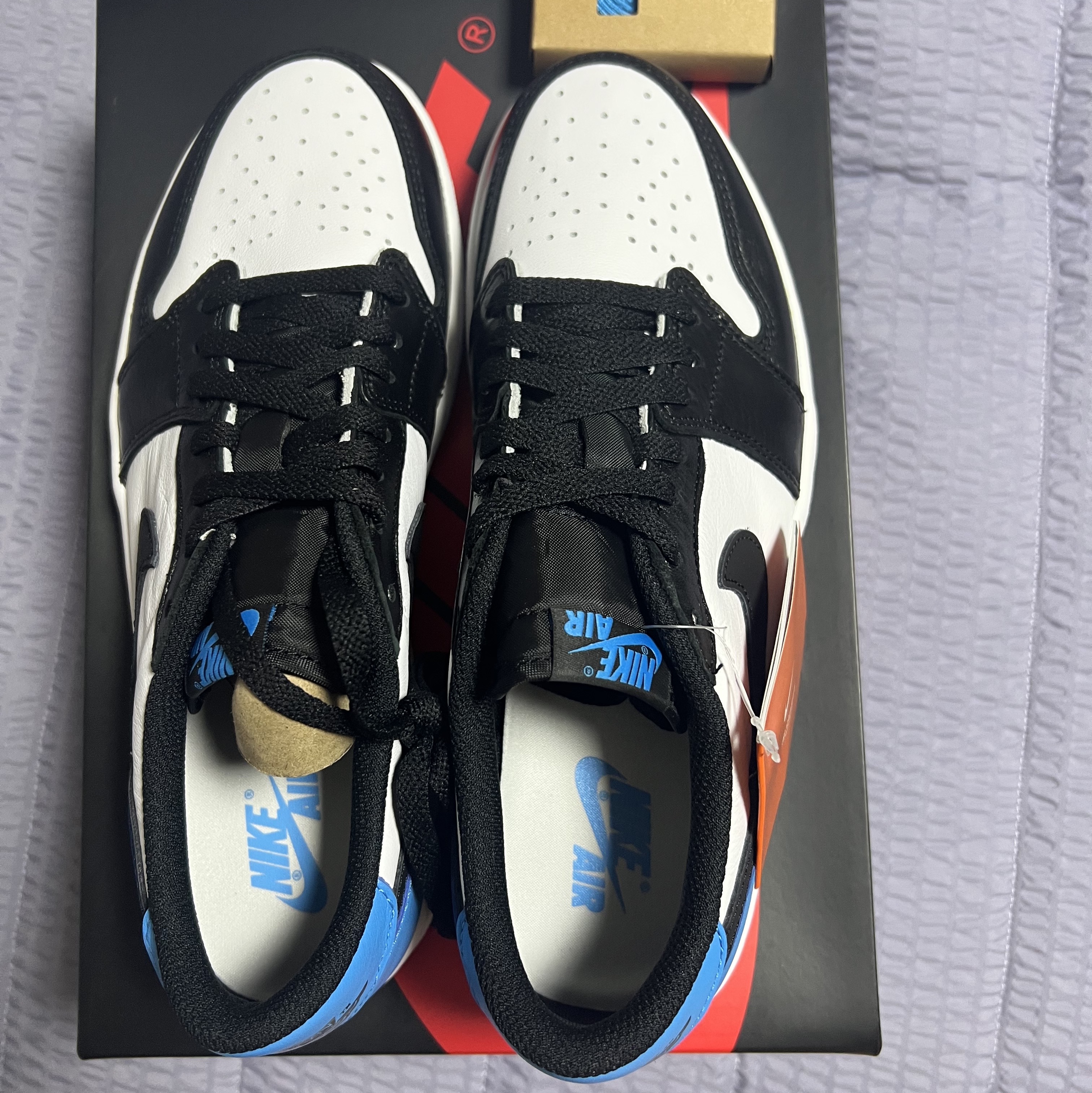 Jordan 1 Retro Low OG Black and Dark Powder Blue 착용 스타일 - 1