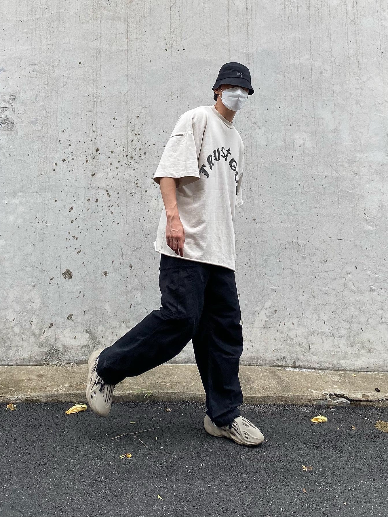 Adidas Yeezy Foam RNNR Stone Sage, Palace x Arc'teryx Sinsolo Hat Black - 20FW 착용 스타일 - 1
