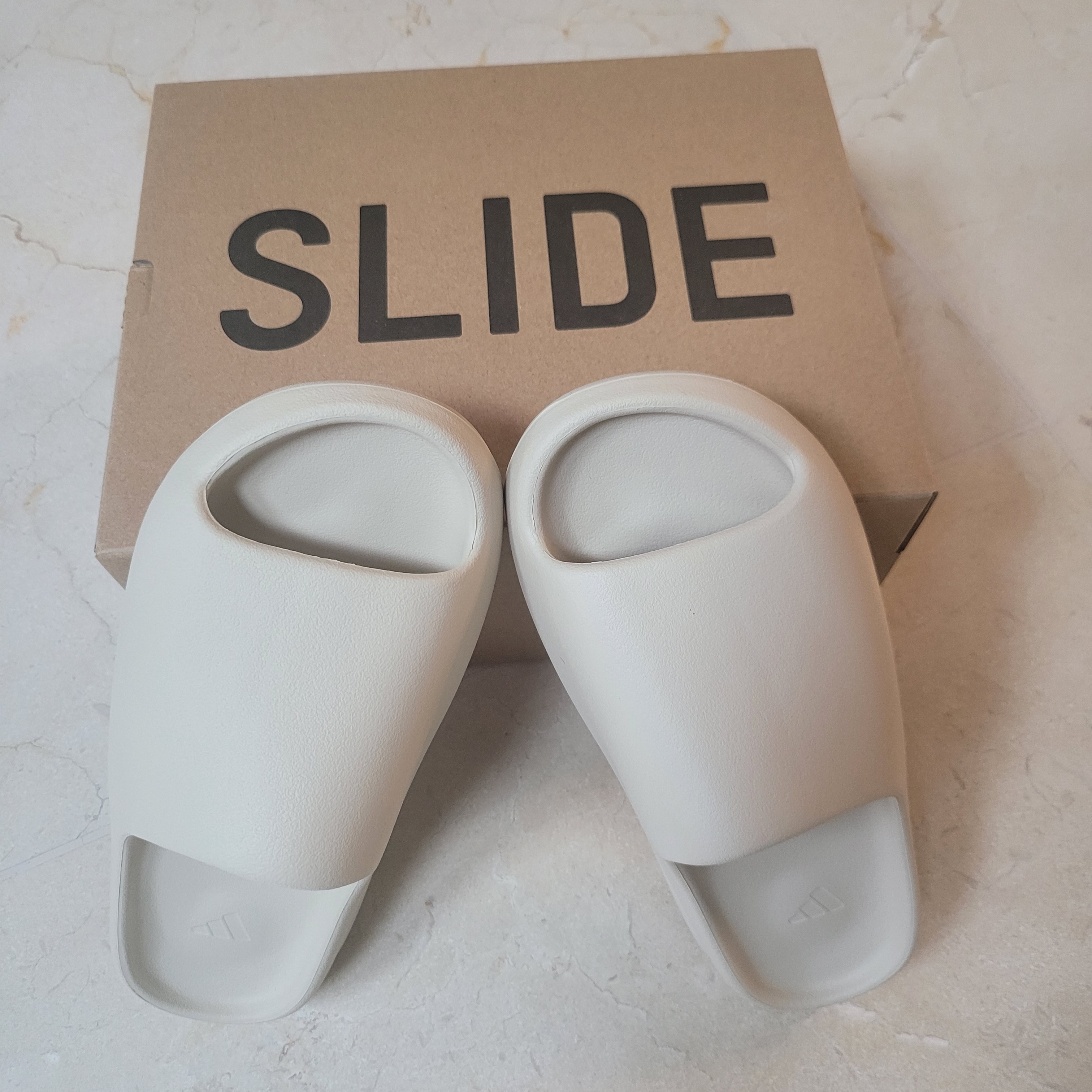 Adidas Yeezy Slide Bone 2022/2023 착용 스타일 - 1