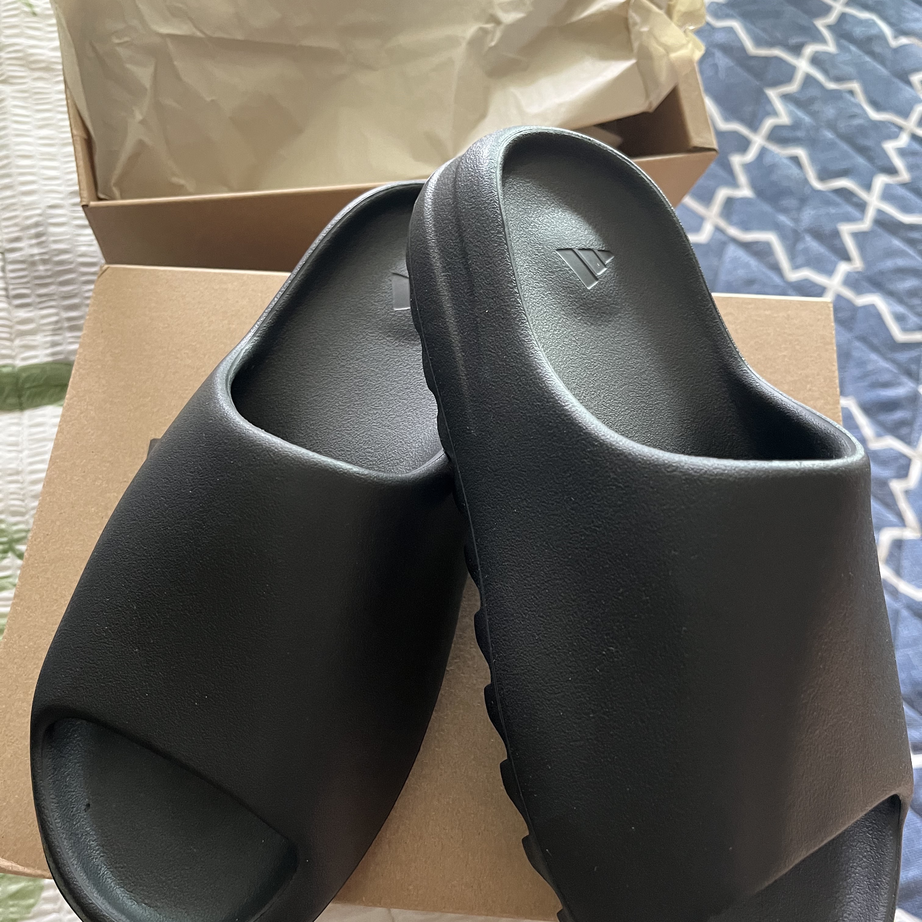 Adidas Yeezy Slide Onyx 착용 스타일