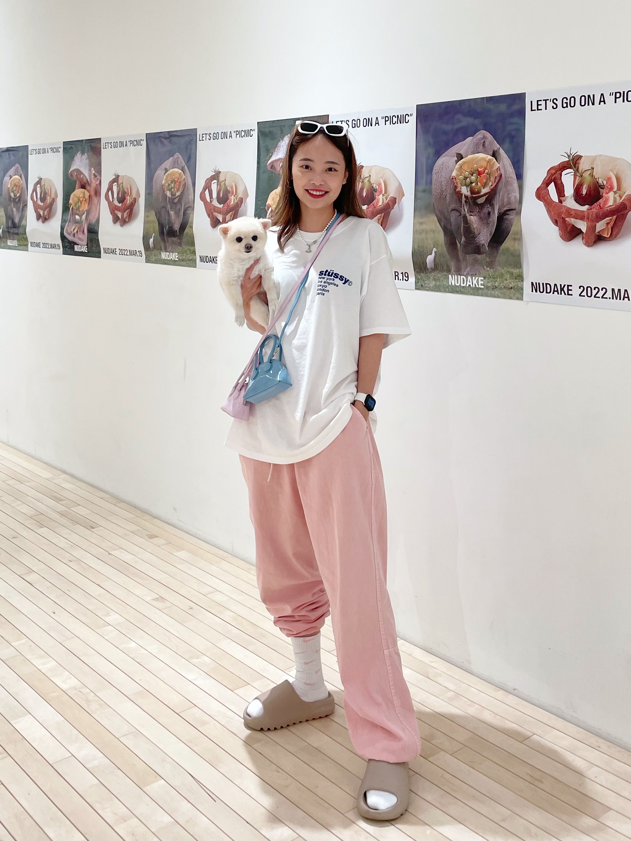 Adidas Yeezy Slide Pure - Re-Release Ver., Stussy Strawberry T-Shirt White 착용 스타일 - 2