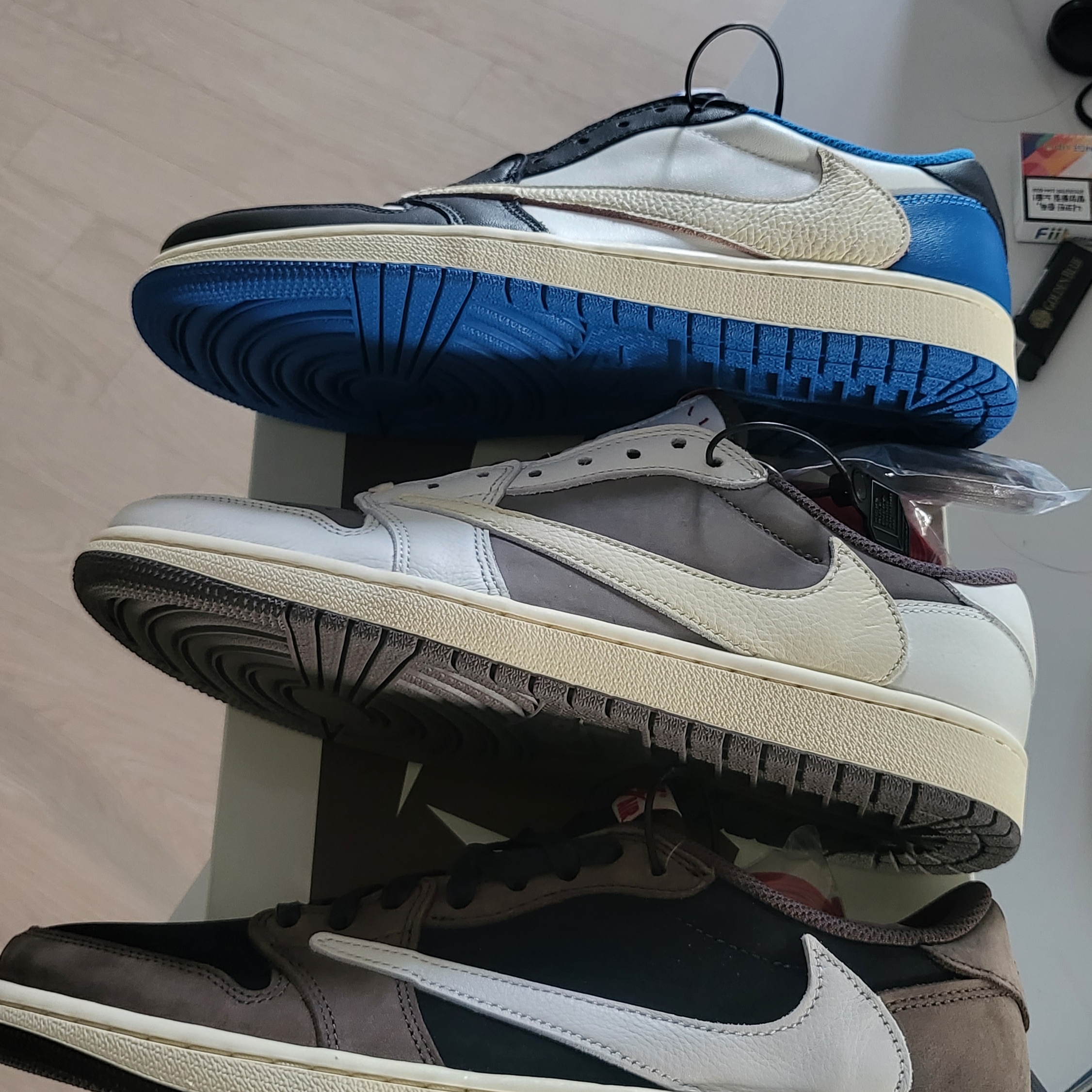 Jordan 1 x Travis Scott Retro Low OG SP Sail and Ridgerock, Jordan 1 x Travis Scott x Fragment Retro Low OG SP Military Blue 착용 스타일