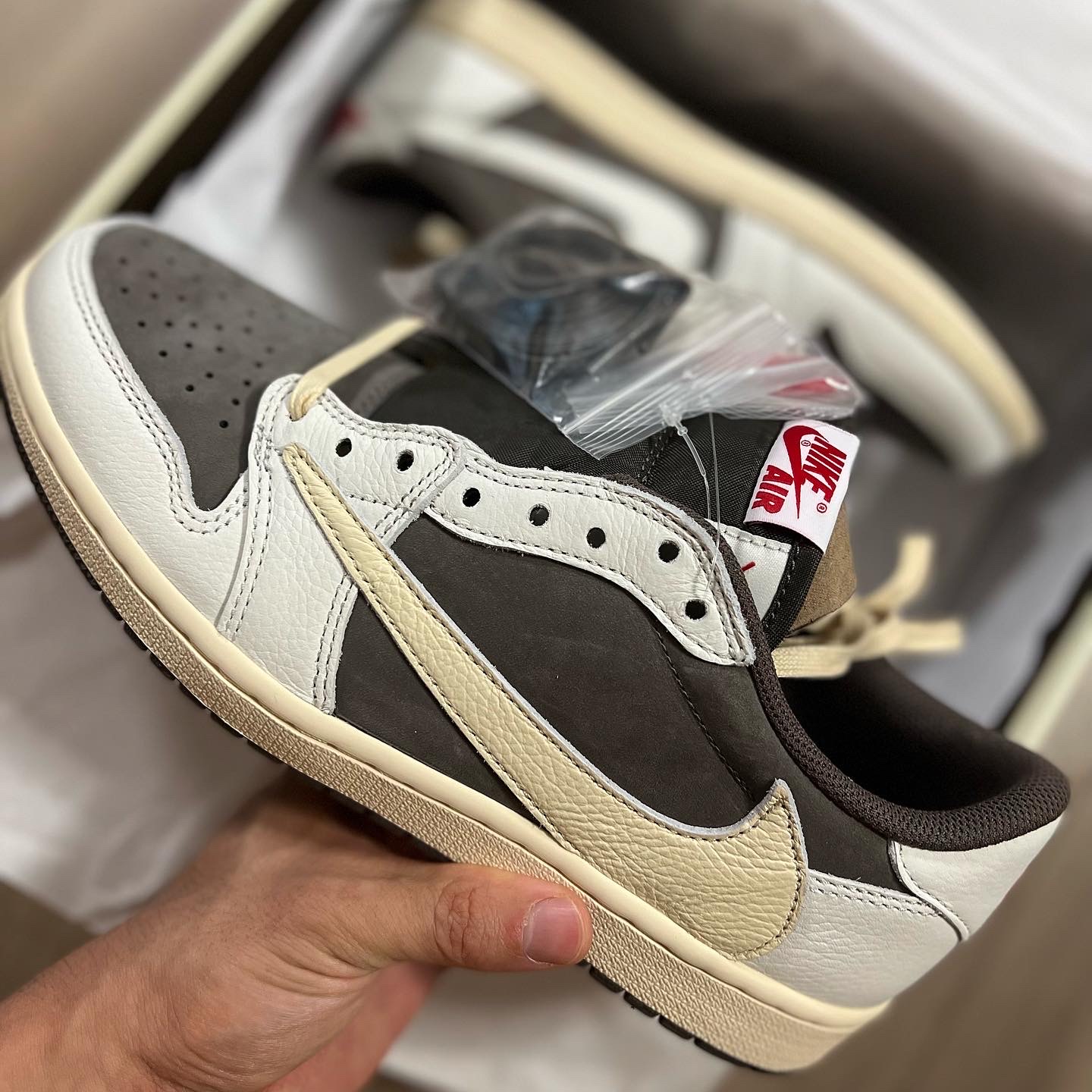 Jordan 1 x Travis Scott Retro Low OG SP Sail and Ridgerock 착용 스타일