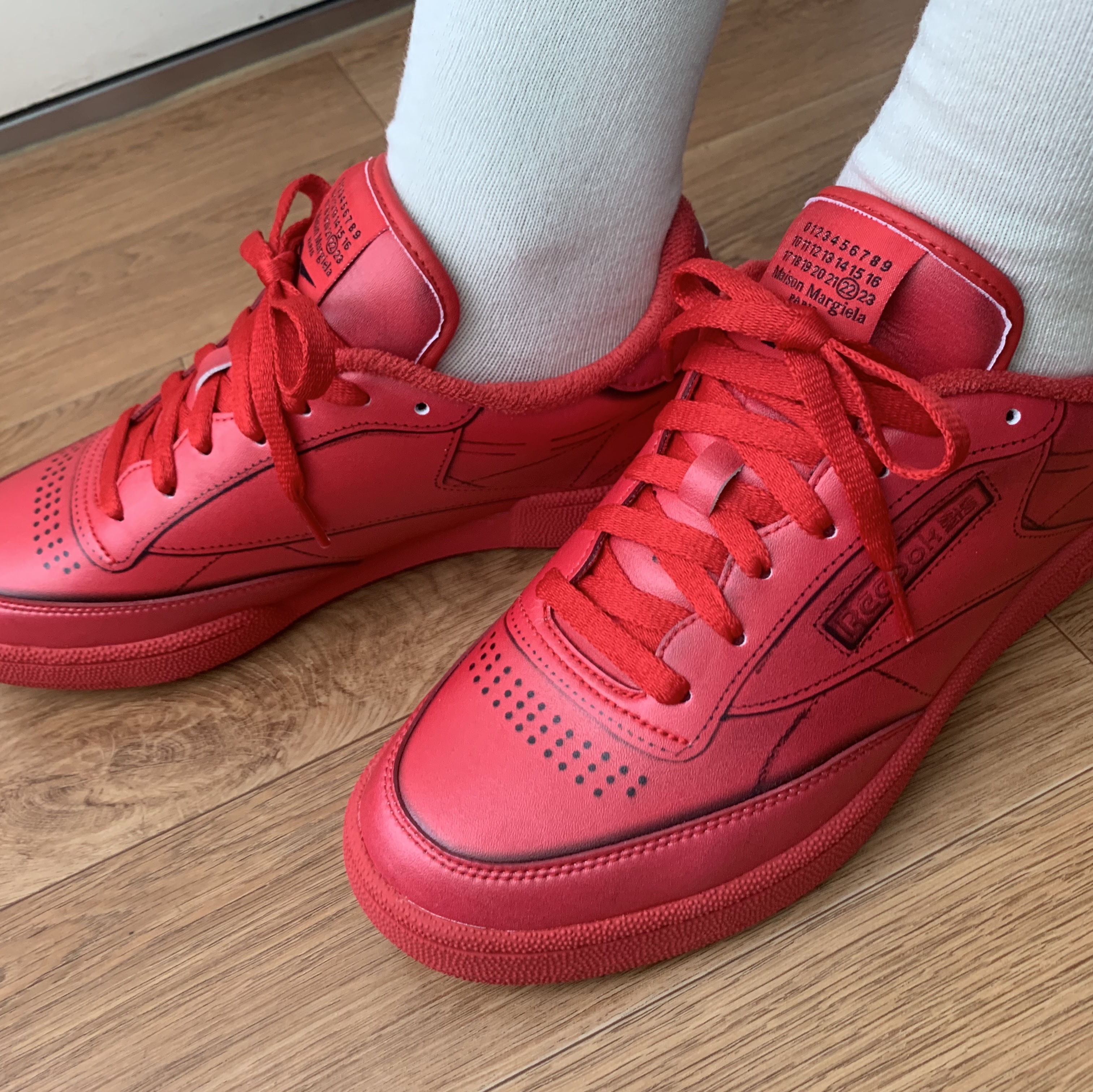 Reebok x Maison Margiela Club C TL Red 착용 스타일 - 1