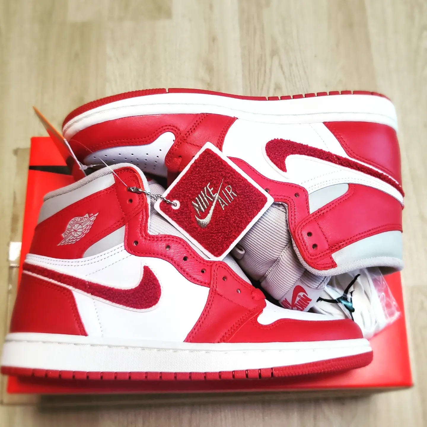 (W) Jordan 1 Retro High OG Varsity Red 착용 스타일 - 2