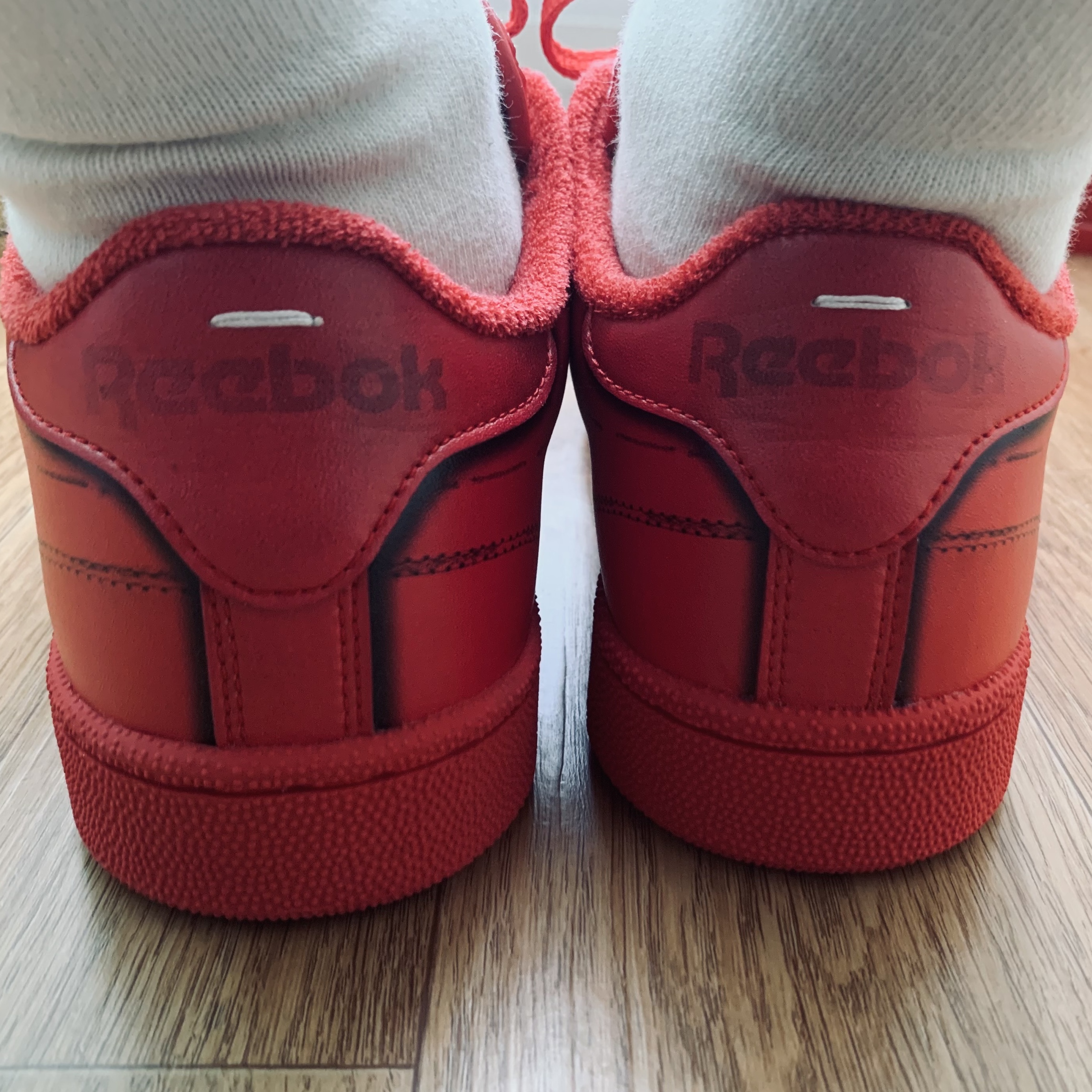 Reebok x Maison Margiela Club C TL Red 착용 스타일 - 3