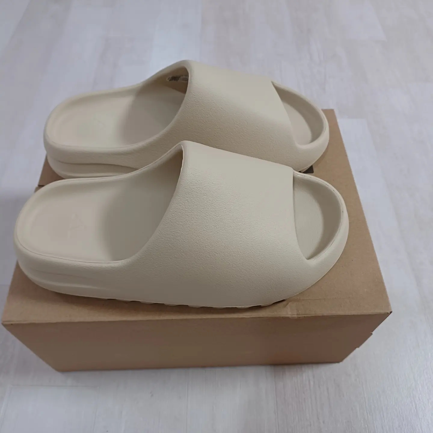 Adidas Yeezy Slide Bone 2022/2023 착용 스타일 - 2