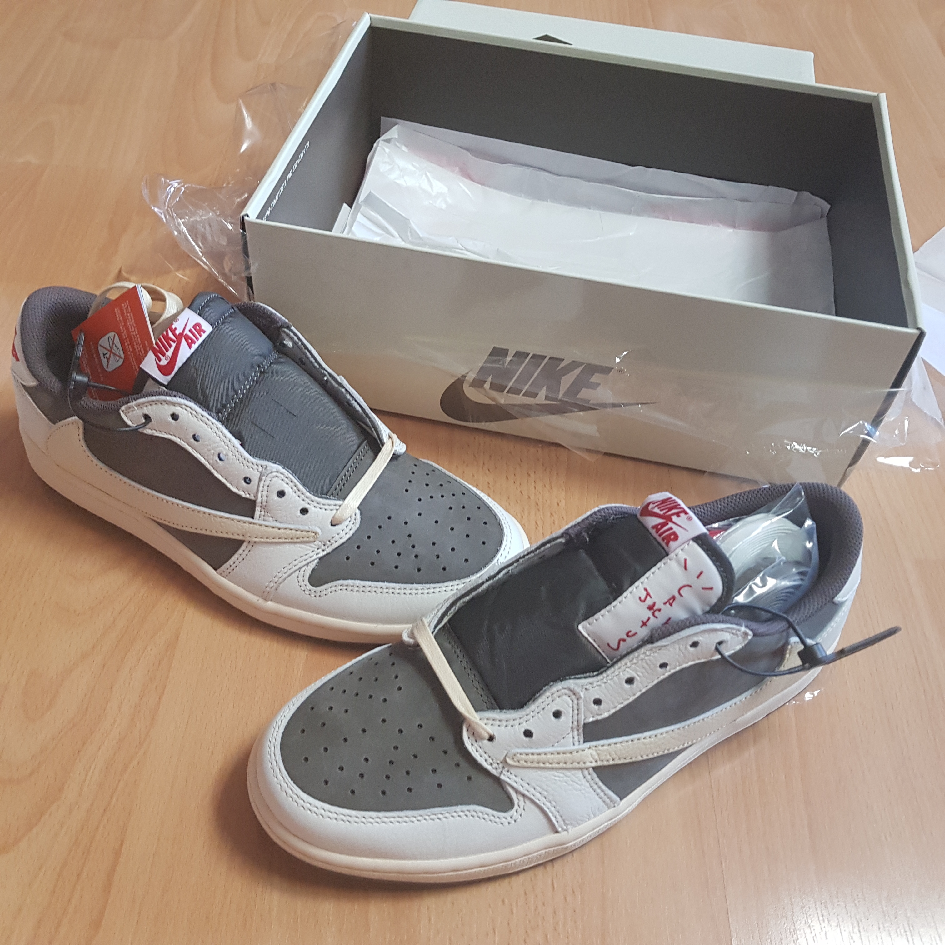 Jordan 1 x Travis Scott Retro Low OG SP Sail and Ridgerock 착용 스타일 - 1