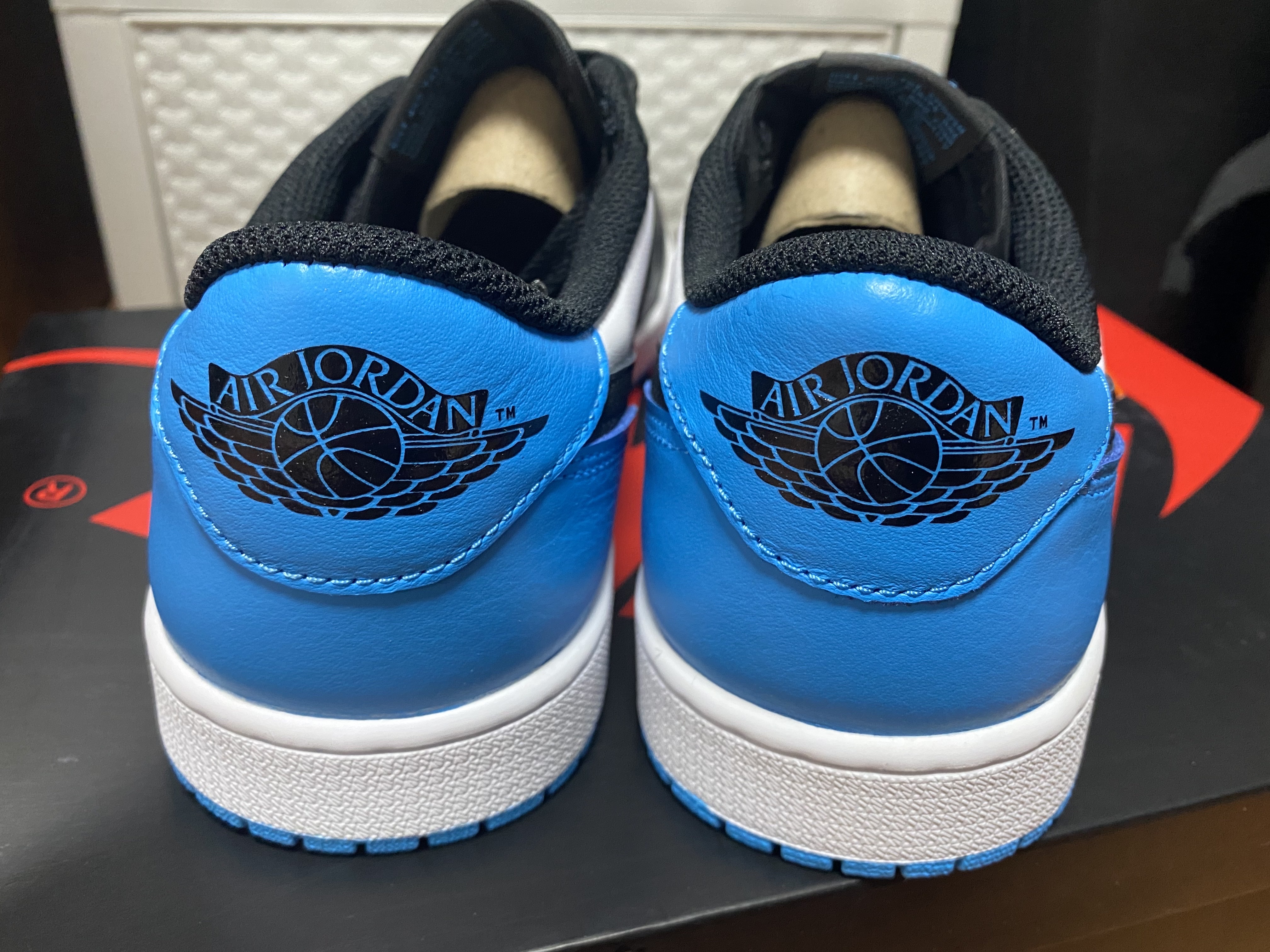 Jordan 1 Retro Low OG Black and Dark Powder Blue 착용 스타일 - 3
