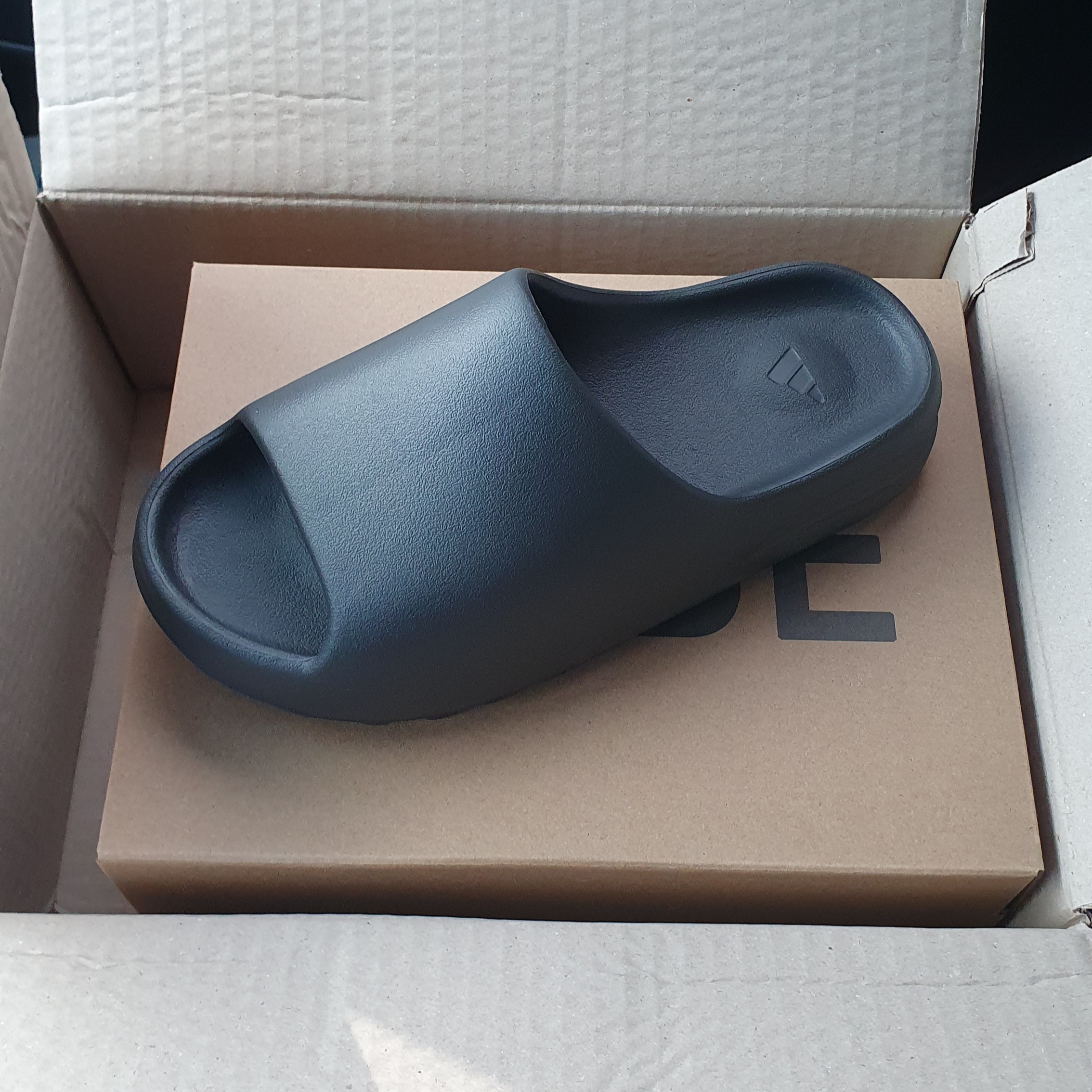 Adidas Yeezy Slide Onyx 착용 스타일 - 2
