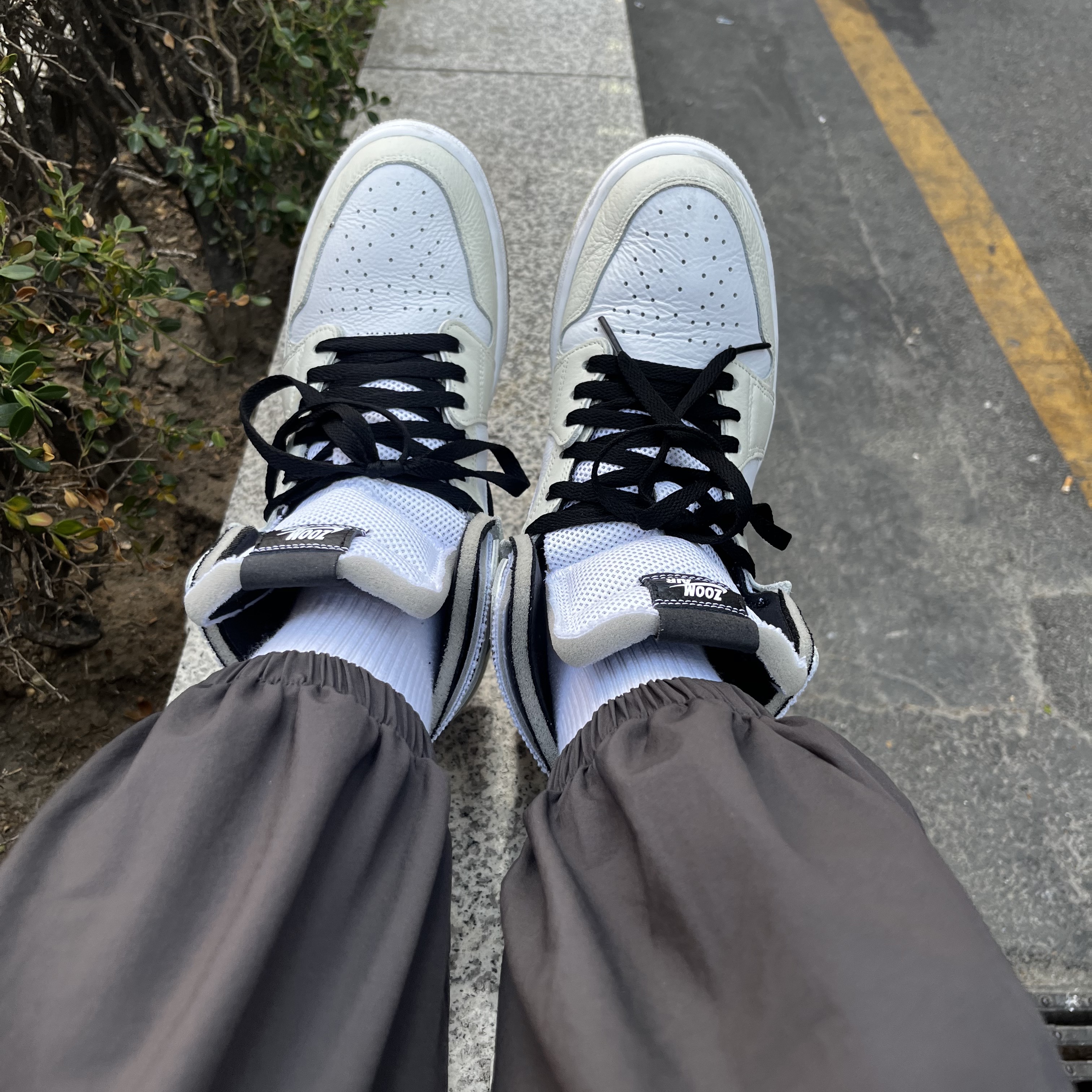 (W) Jordan 1 Zoom Air CMFT Light Bone 착용 스타일 - 2