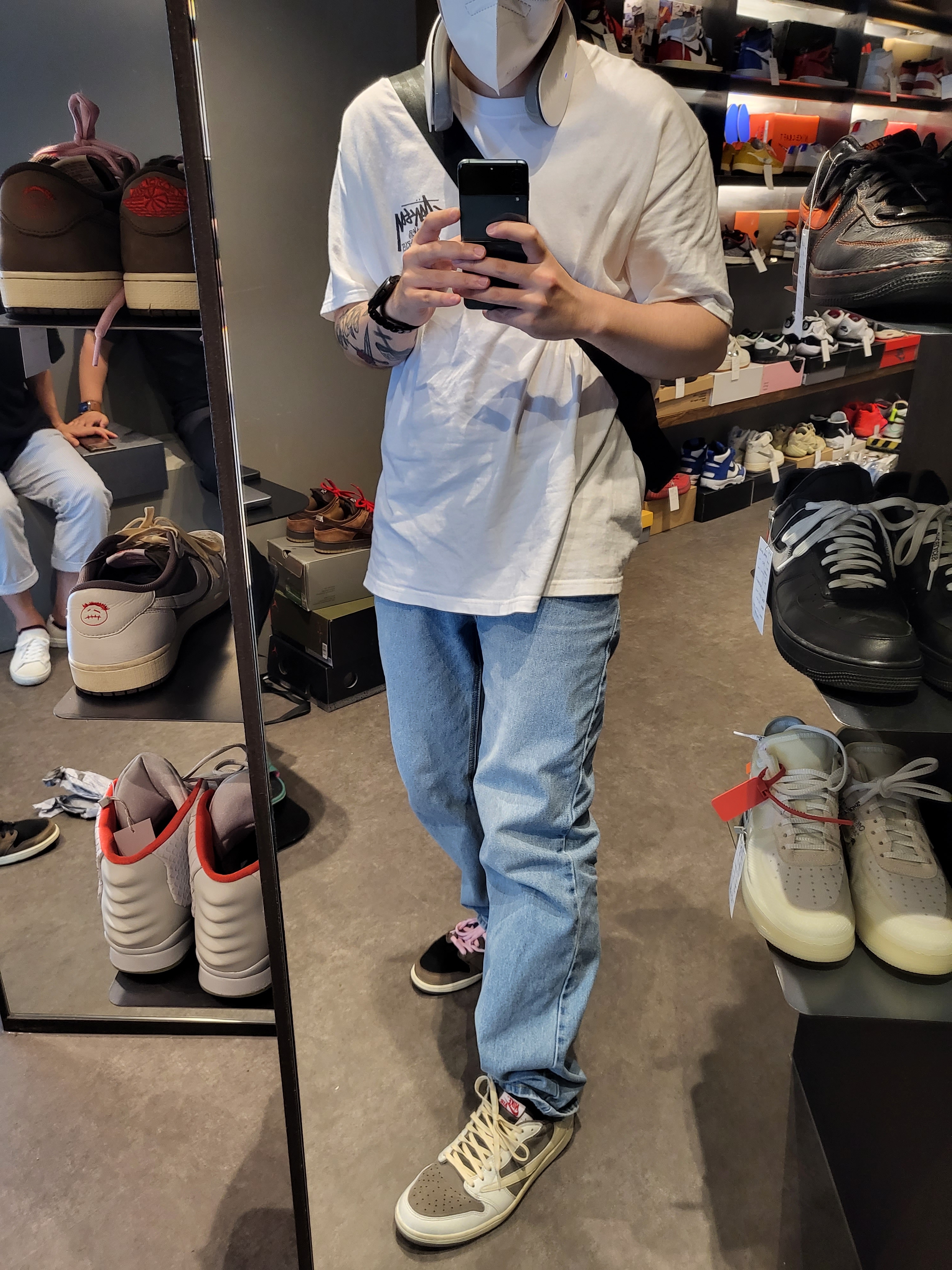 Jordan 1 x Travis Scott Retro Low OG SP Sail and Ridgerock, Jordan 1 x Travis Scott Retro Low OG SP Mocha μ°©μ© μ€νμΌ