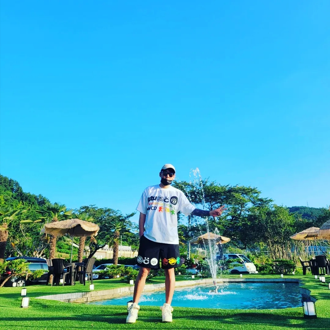 Stussy x Cactus Plant Flea Market International T-Shirt White, Stussy x Cactus Plant Flea Market Icon Water Shorts Black 착용 스타일