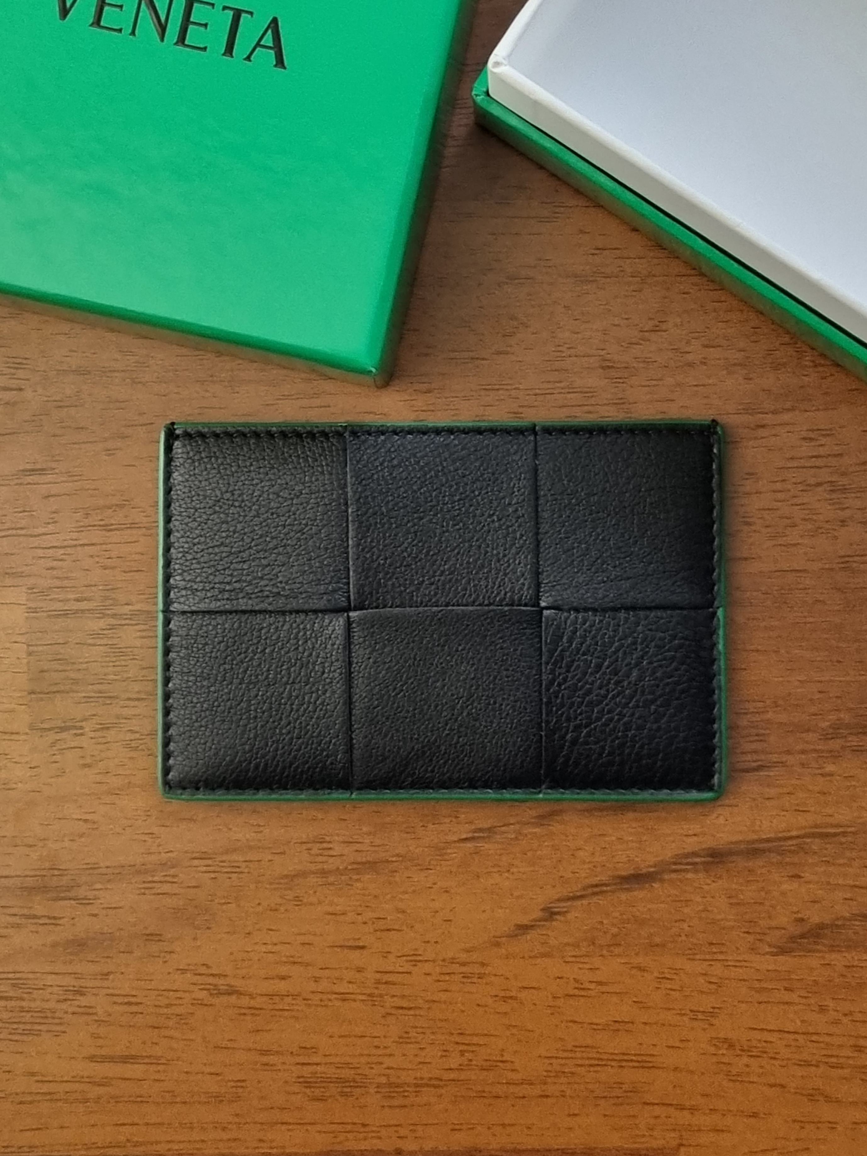 Bottega Veneta Leather Credit Card Case Black Parakeet 착용 스타일 - 2