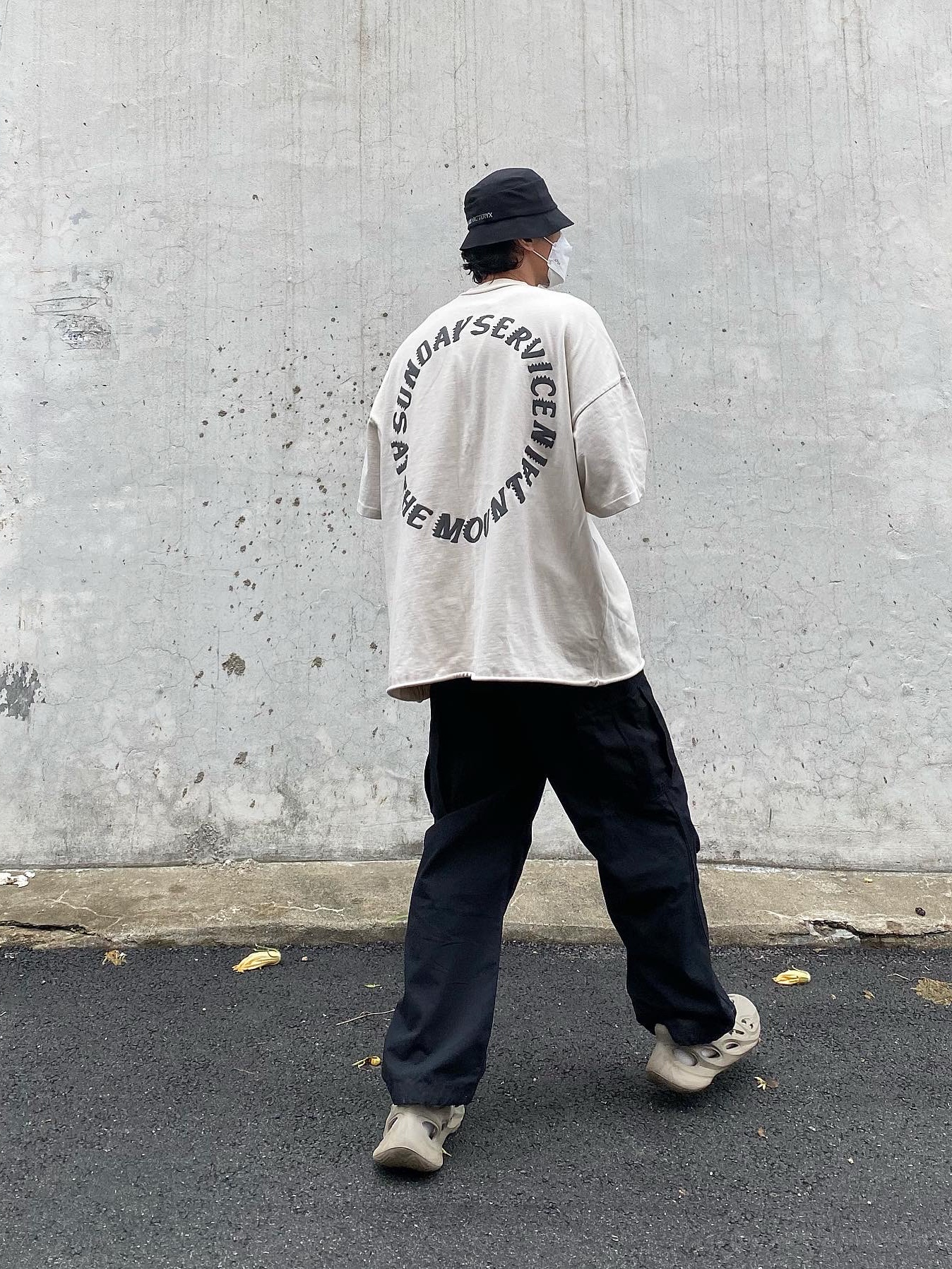 Adidas Yeezy Foam RNNR Stone Sage, Palace x Arc'teryx Sinsolo Hat Black - 20FW 착용 스타일 - 3