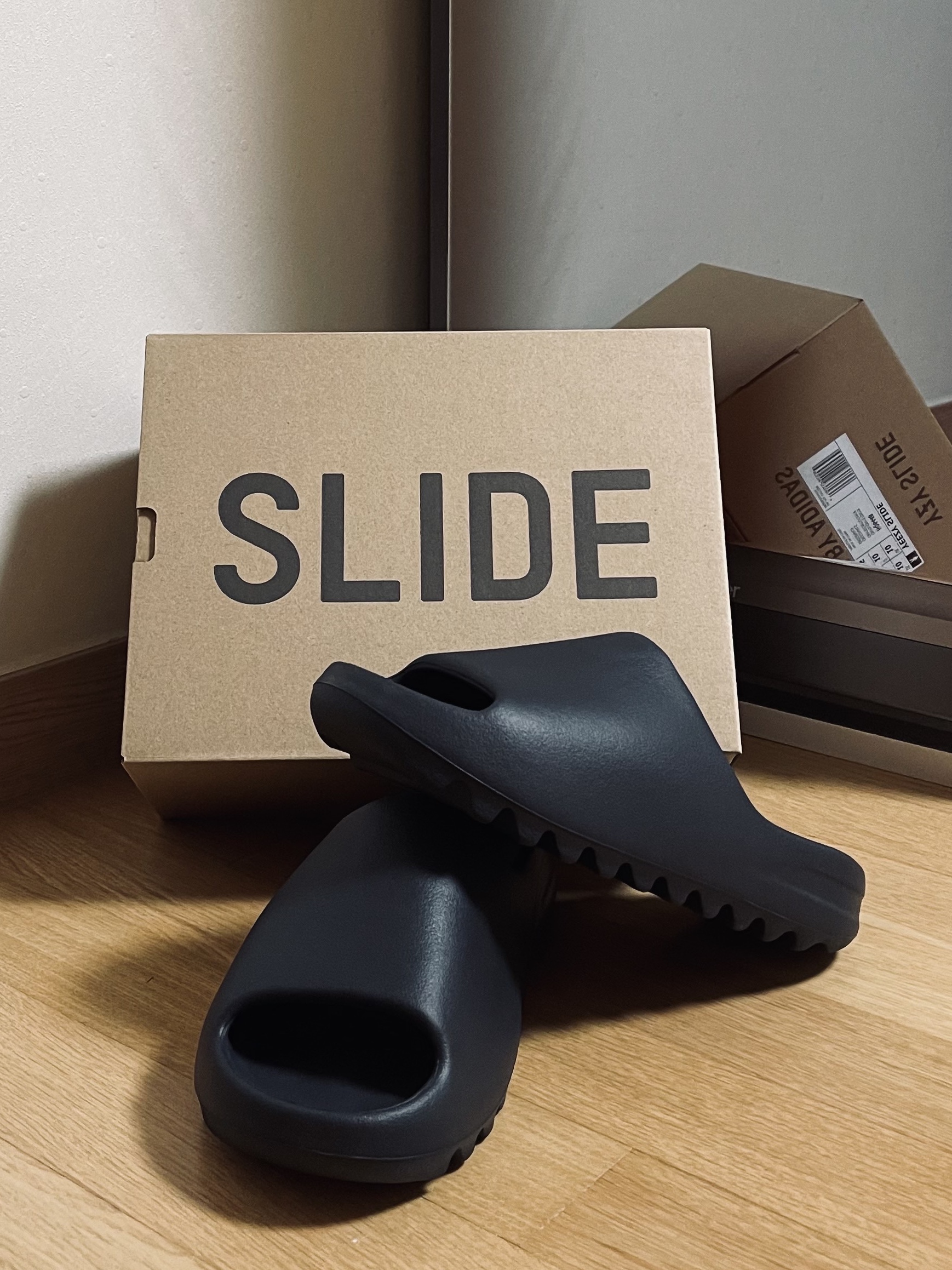 Adidas Yeezy Slide Onyx 착용 스타일