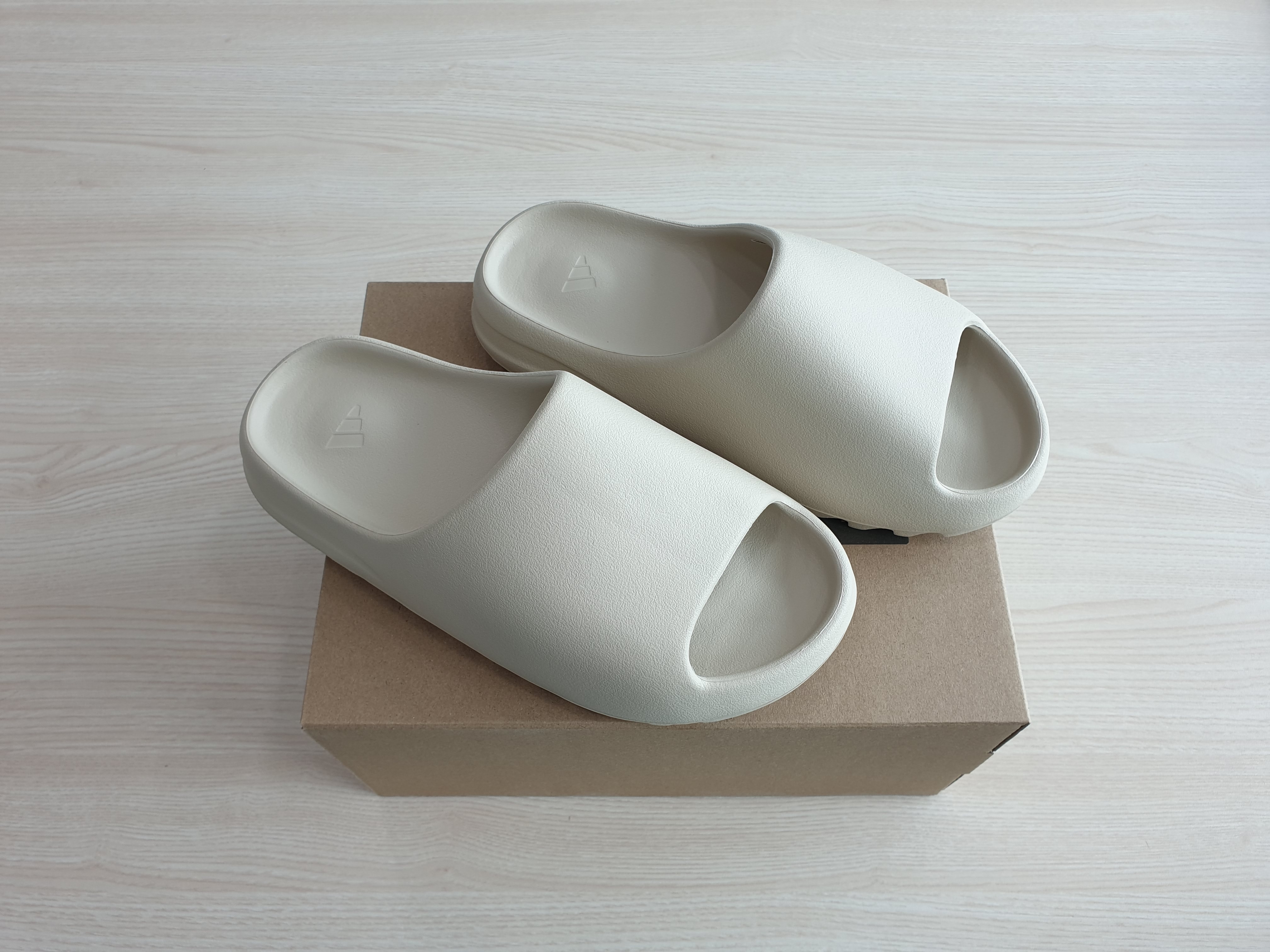 Adidas Yeezy Slide Bone 2022/2023 착용 스타일 - 1
