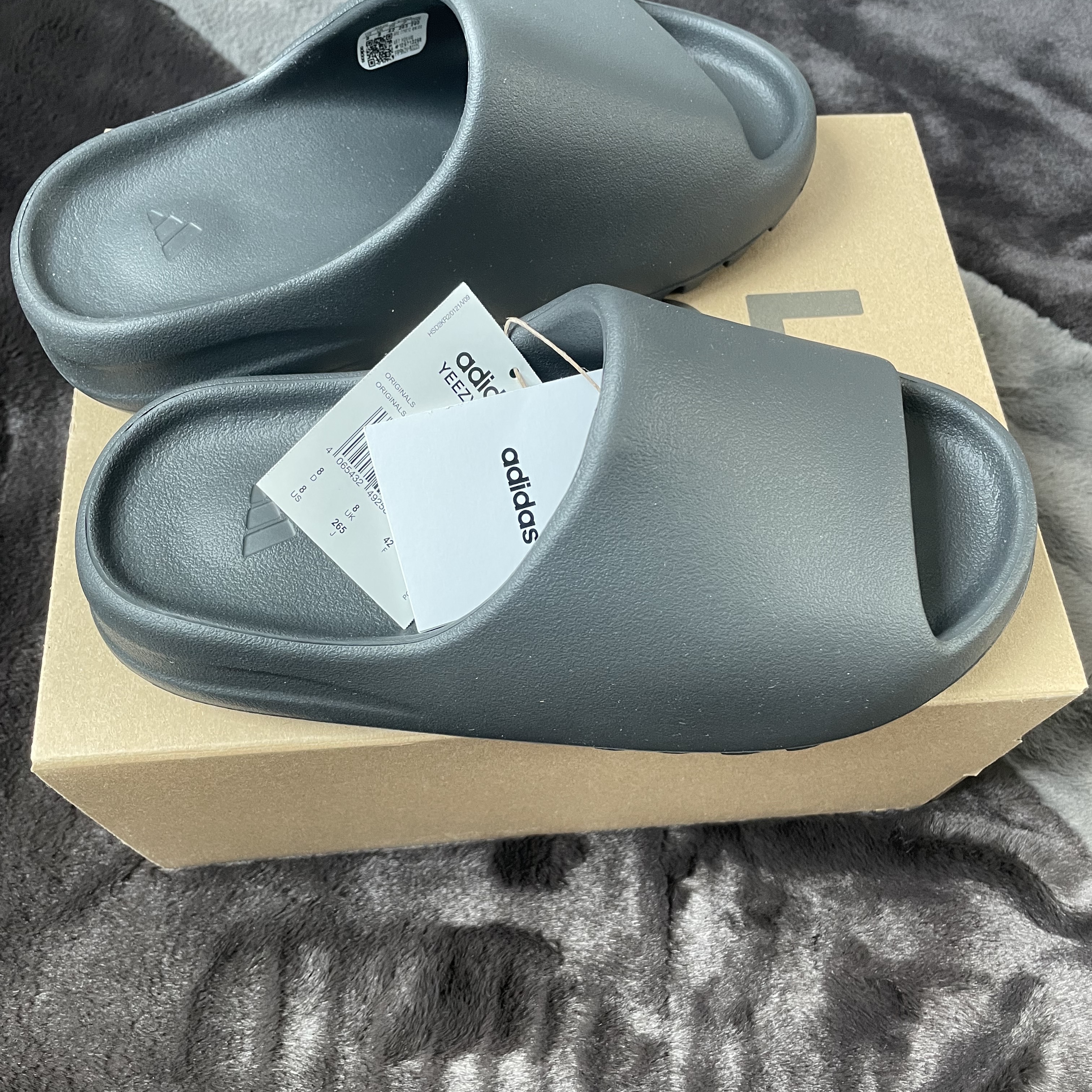 Adidas Yeezy Slide Onyx 착용 스타일