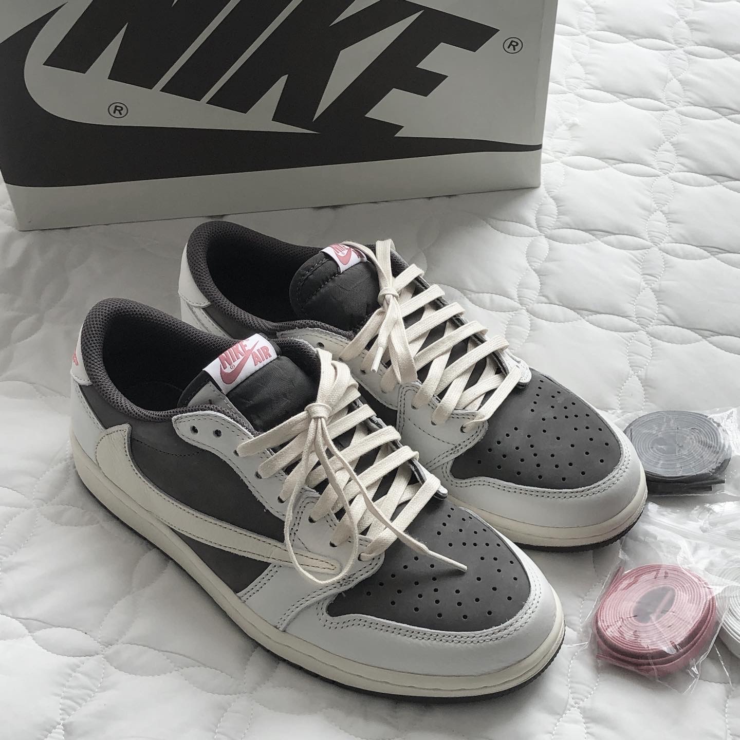 Jordan 1 x Travis Scott Retro Low OG SP Sail and Ridgerock 착용 스타일 - 4