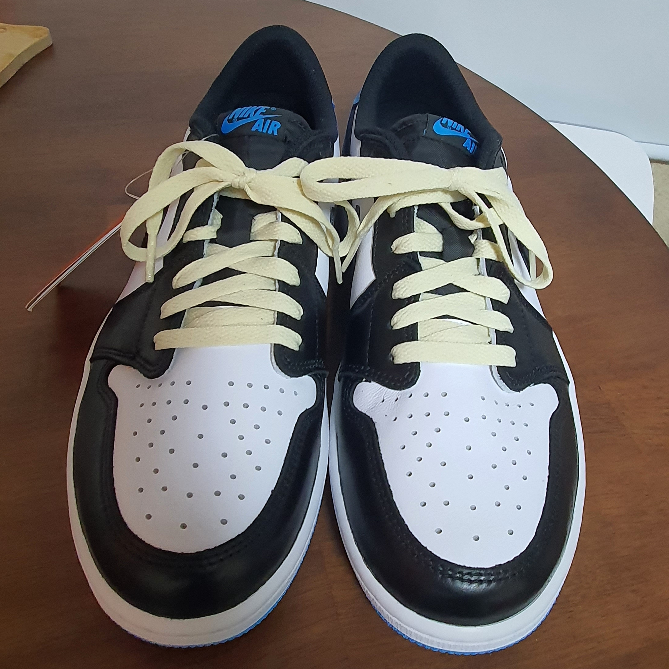 Jordan 1 Retro Low OG Black and Dark Powder Blue 착용 스타일 - 2