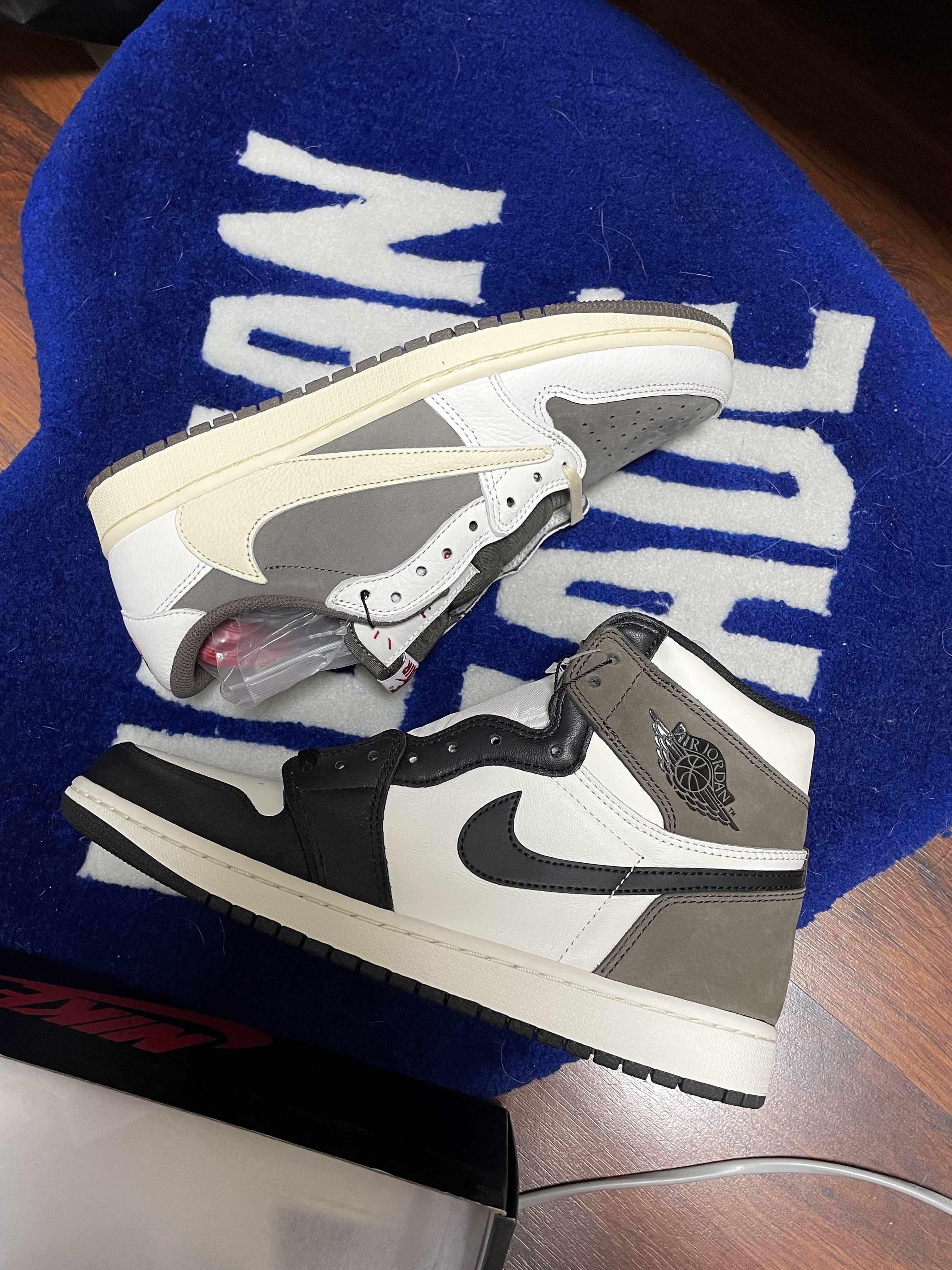 Jordan 1 x Travis Scott Retro Low OG SP Sail and Ridgerock, Jordan 1 Retro High OG Black Mocha 착용 스타일