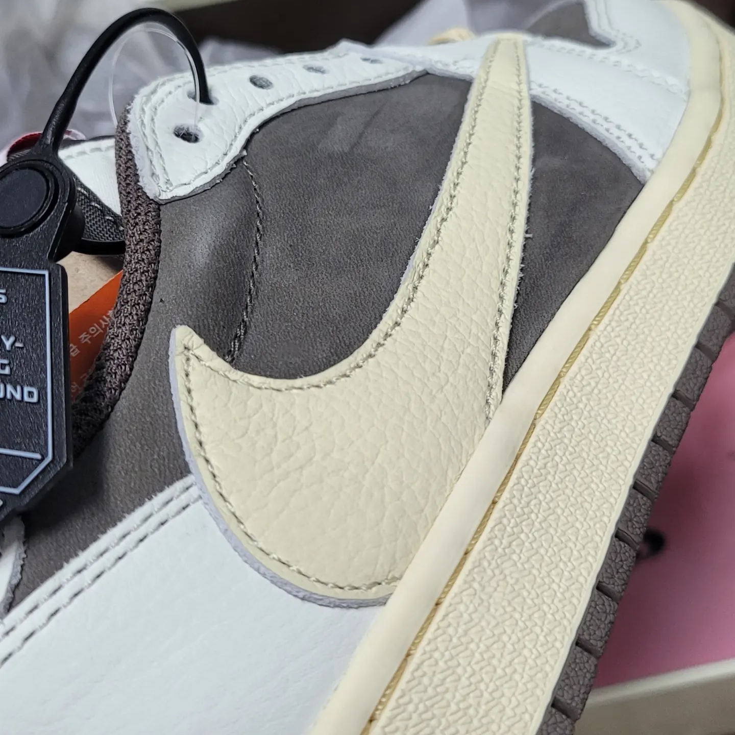 Jordan 1 x Travis Scott Retro Low OG SP Sail and Ridgerock 착용 스타일 - 2