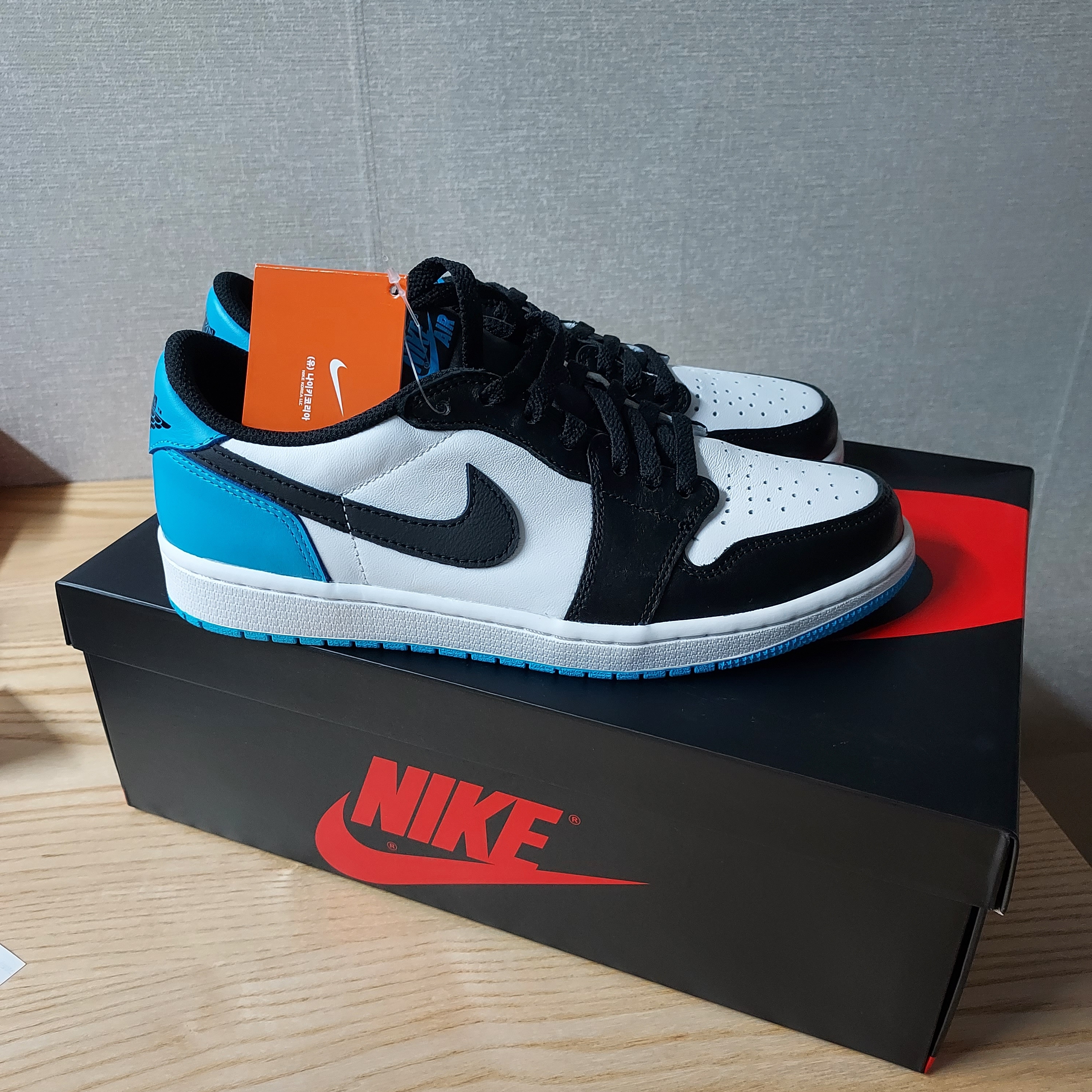 Jordan 1 Retro Low OG Black and Dark Powder Blue 착용 스타일 - 1