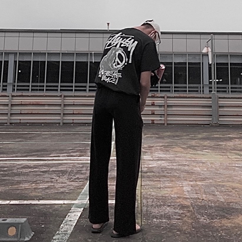 Stussy Peace Hand Pigment dyed T-Shirt Black 착용 스타일 - 1