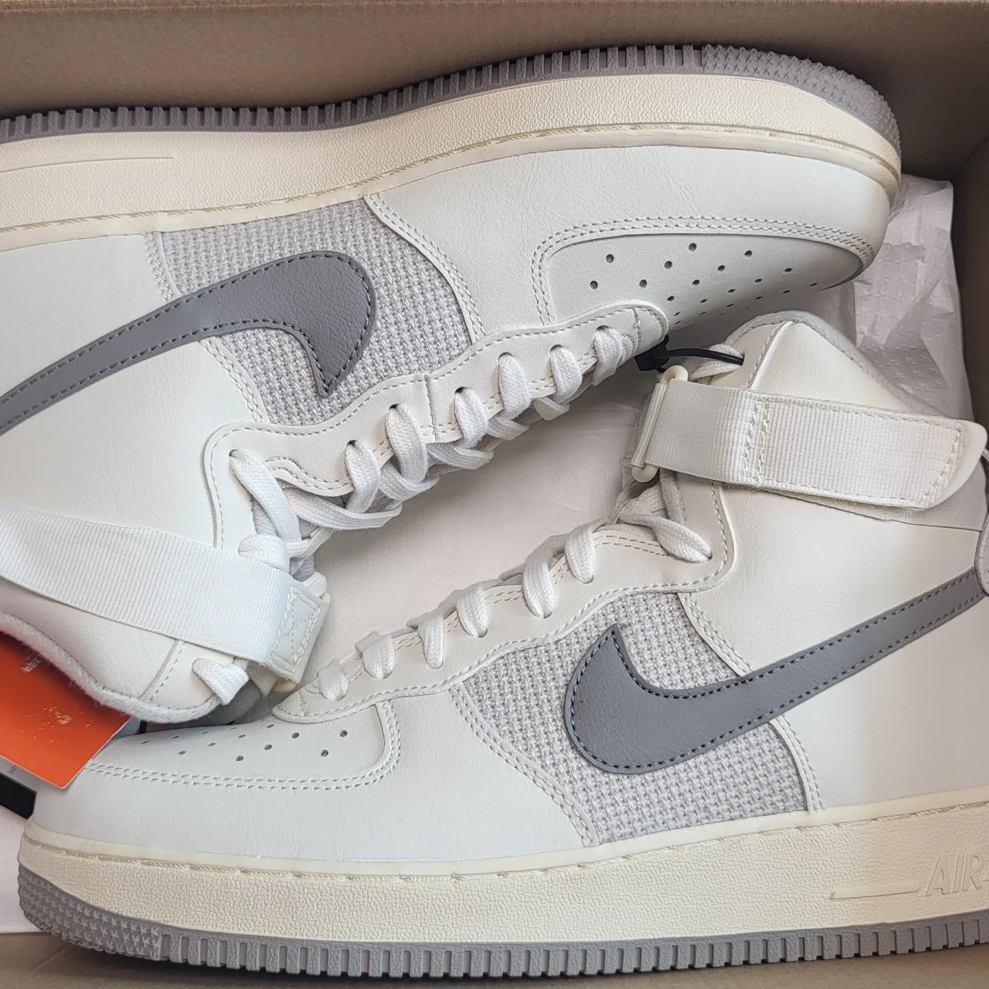 Nike Air Force 1 High '07 LV8 Sail and Medium Grey 착용 스타일 - 3