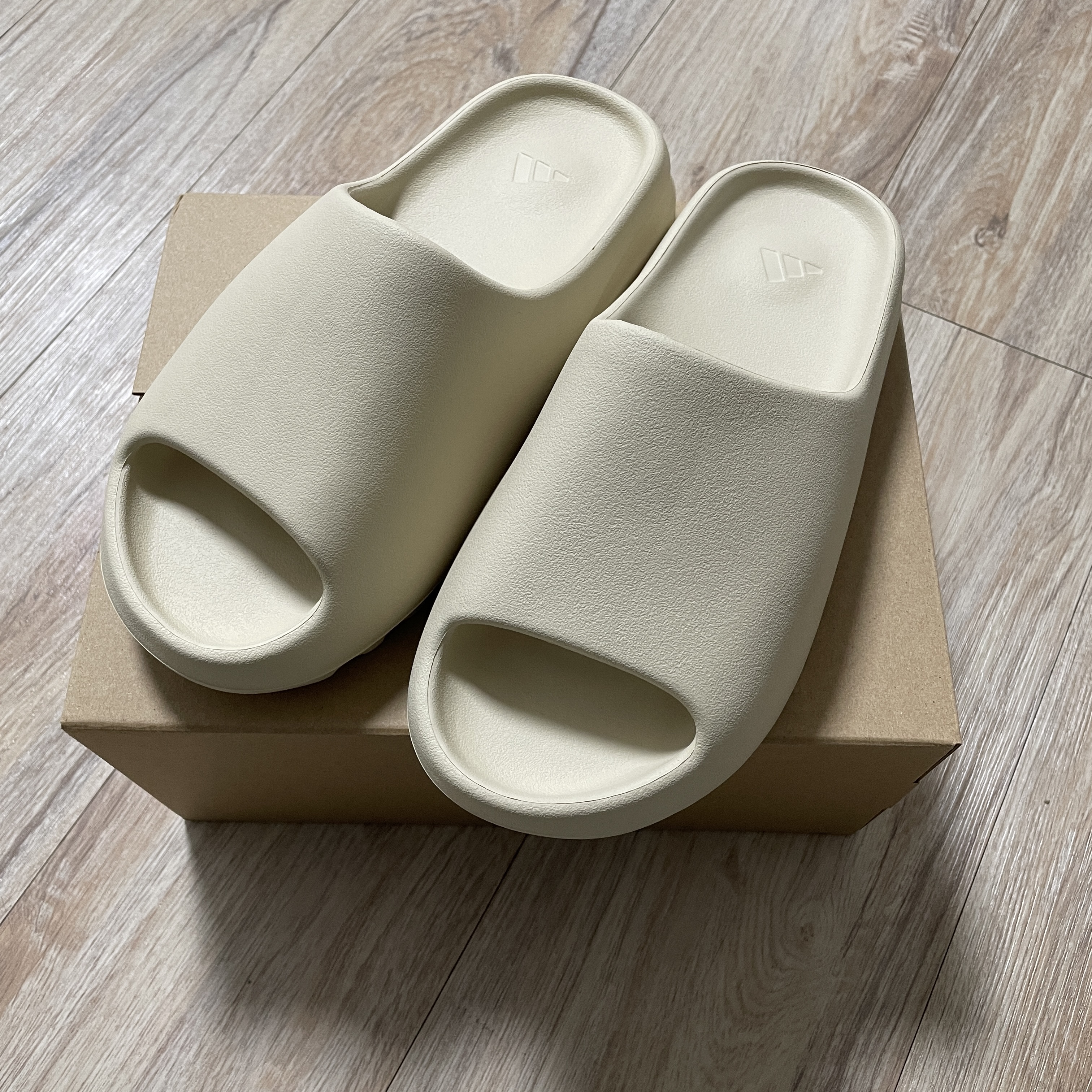 Adidas Yeezy Slide Bone 2022/2023 착용 스타일