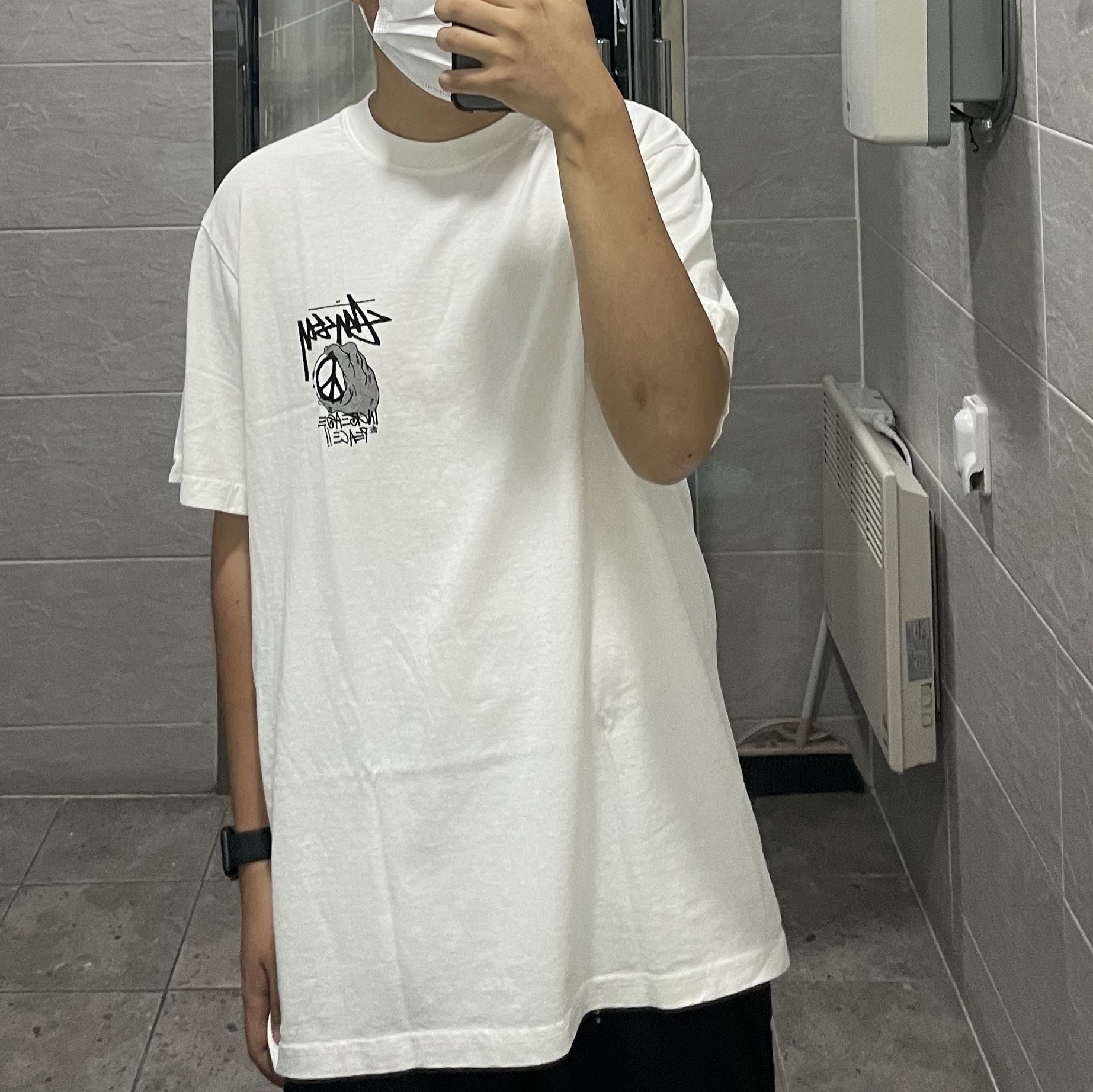Stussy Peace Hand Pigment dyed T-Shirt Natural, Apple Watch SE 44mm GPS Space Gray Aluminum Case with Sport Band Midnight (Korean Ver.) 착용 스타일