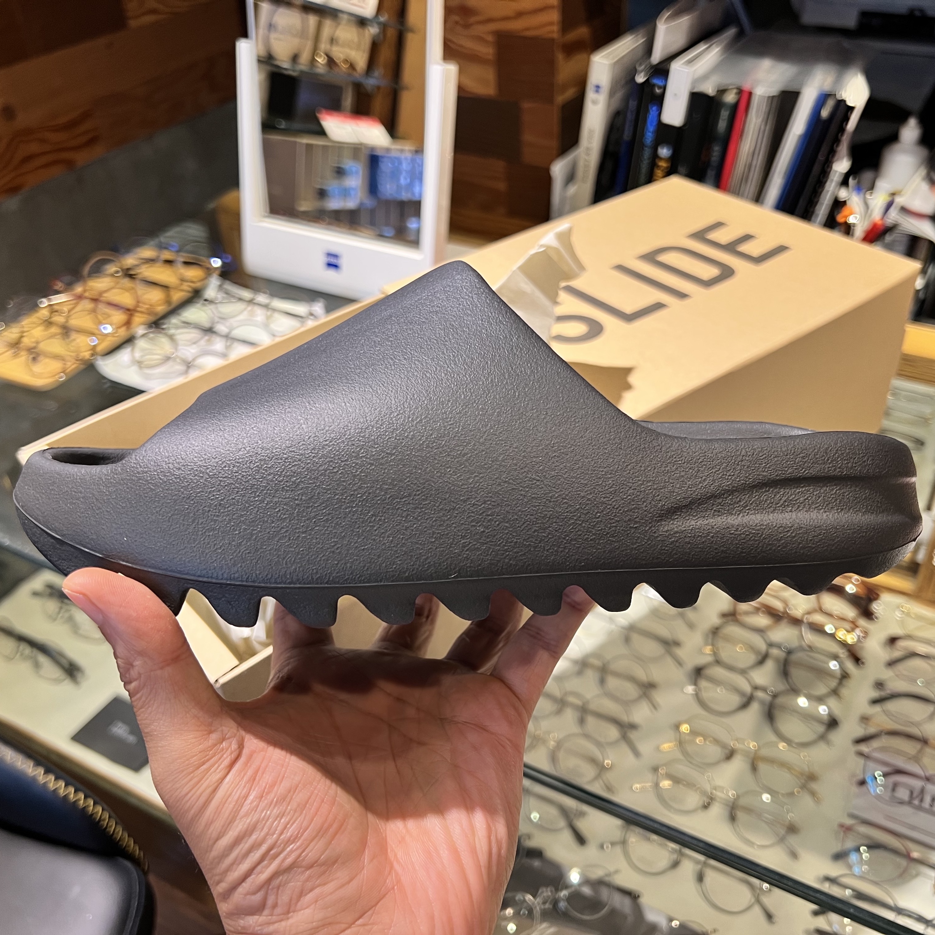 Adidas Yeezy Slide Onyx 착용 스타일
