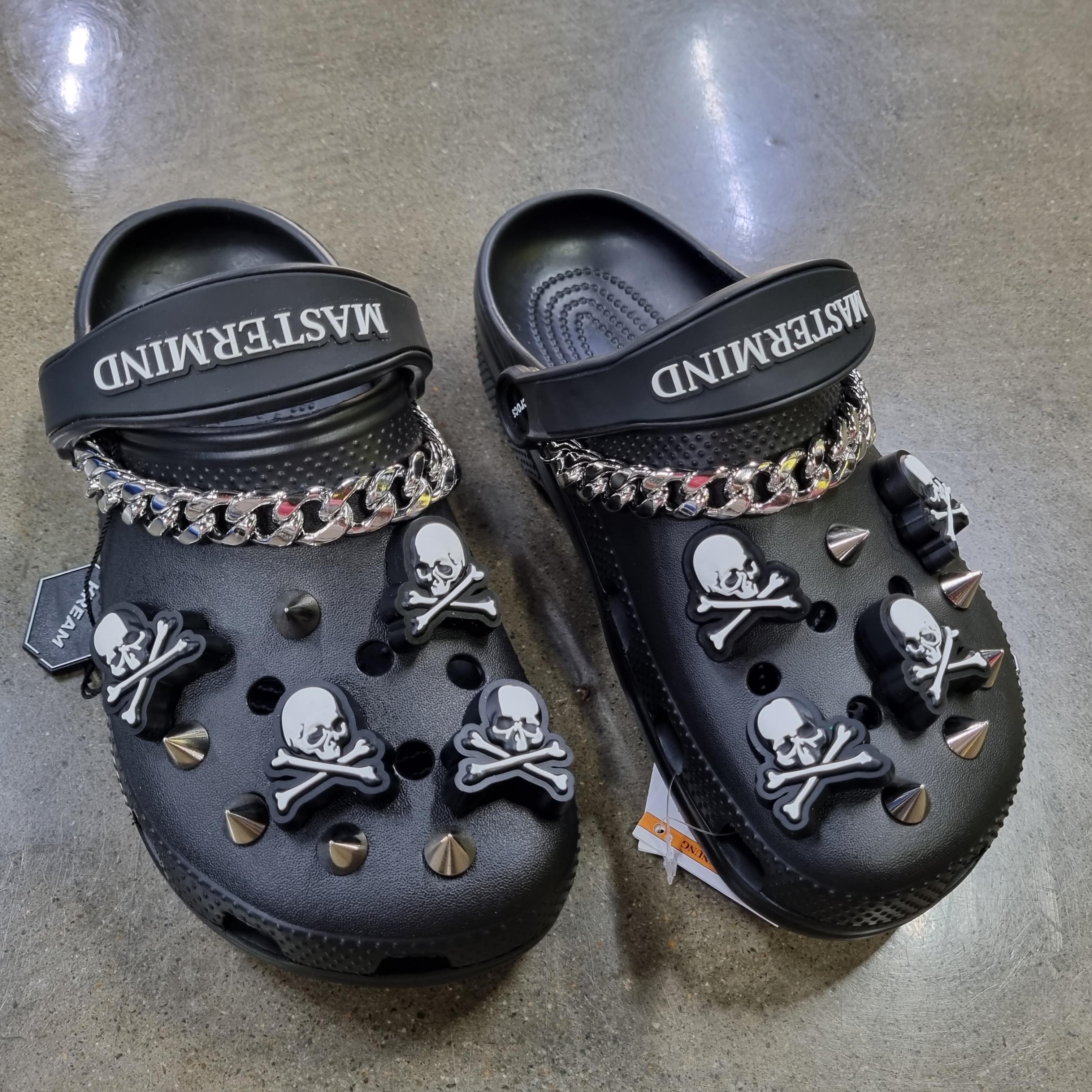 Crocs x Mastermind Classic Clog Black 착용 스타일 - 1