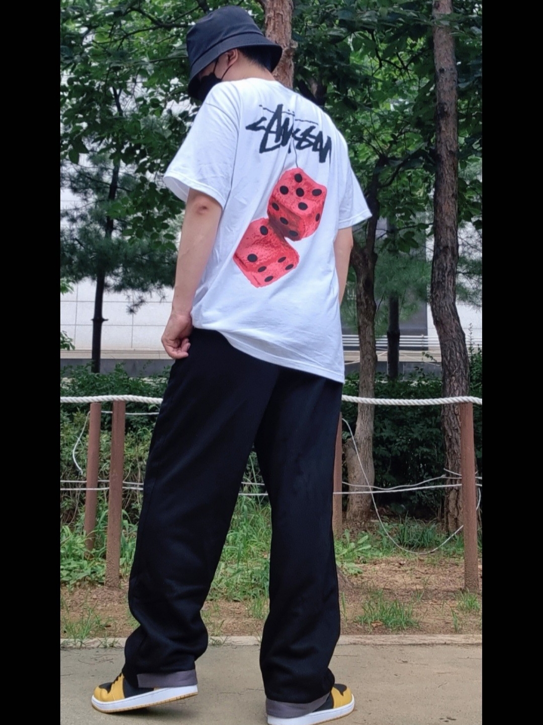 Stussy Fuzzy Dice T-Shirt White, Jordan 1 Retro High OG Pollen 착용 스타일 - 1