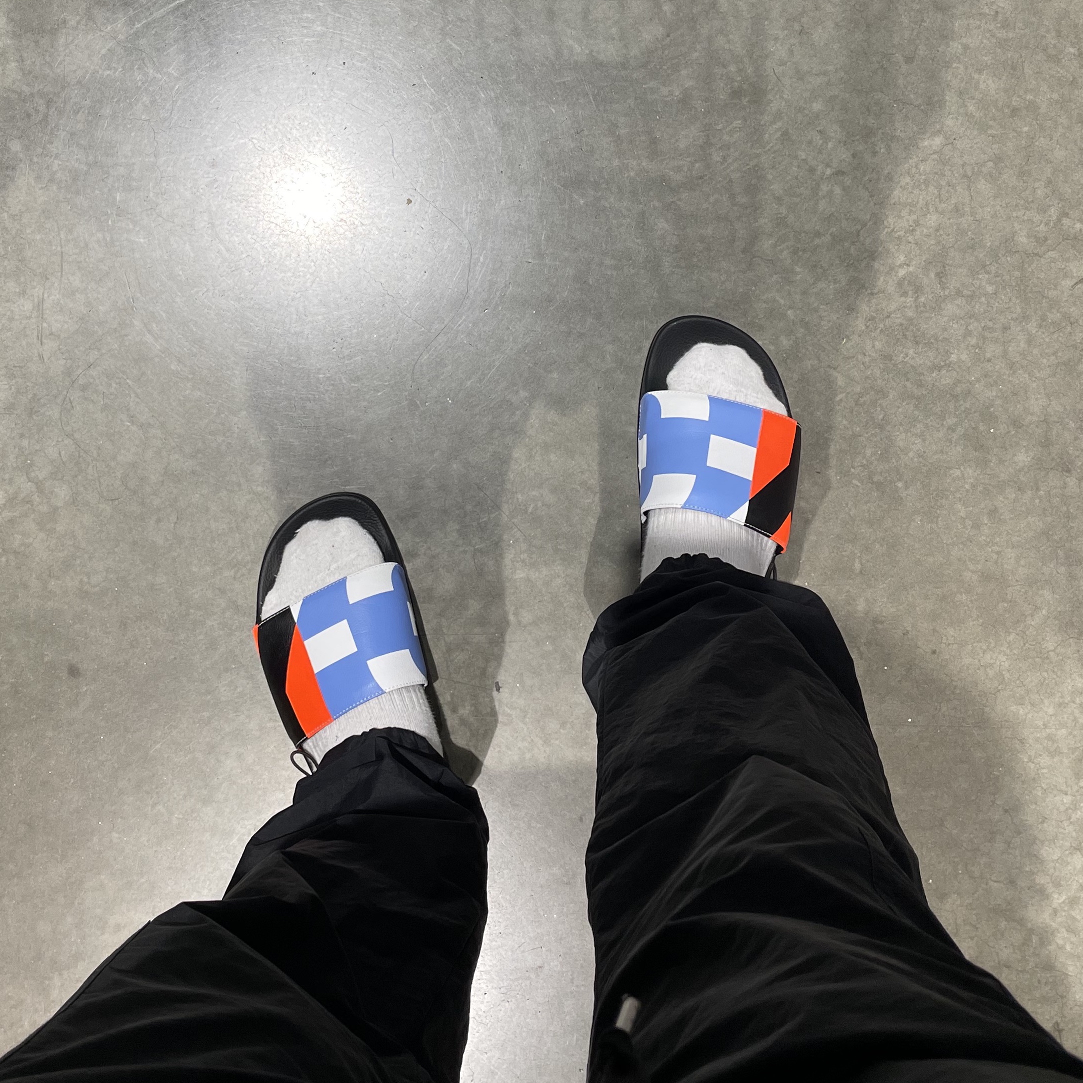 Y-3 Adilette Black White 착용 스타일