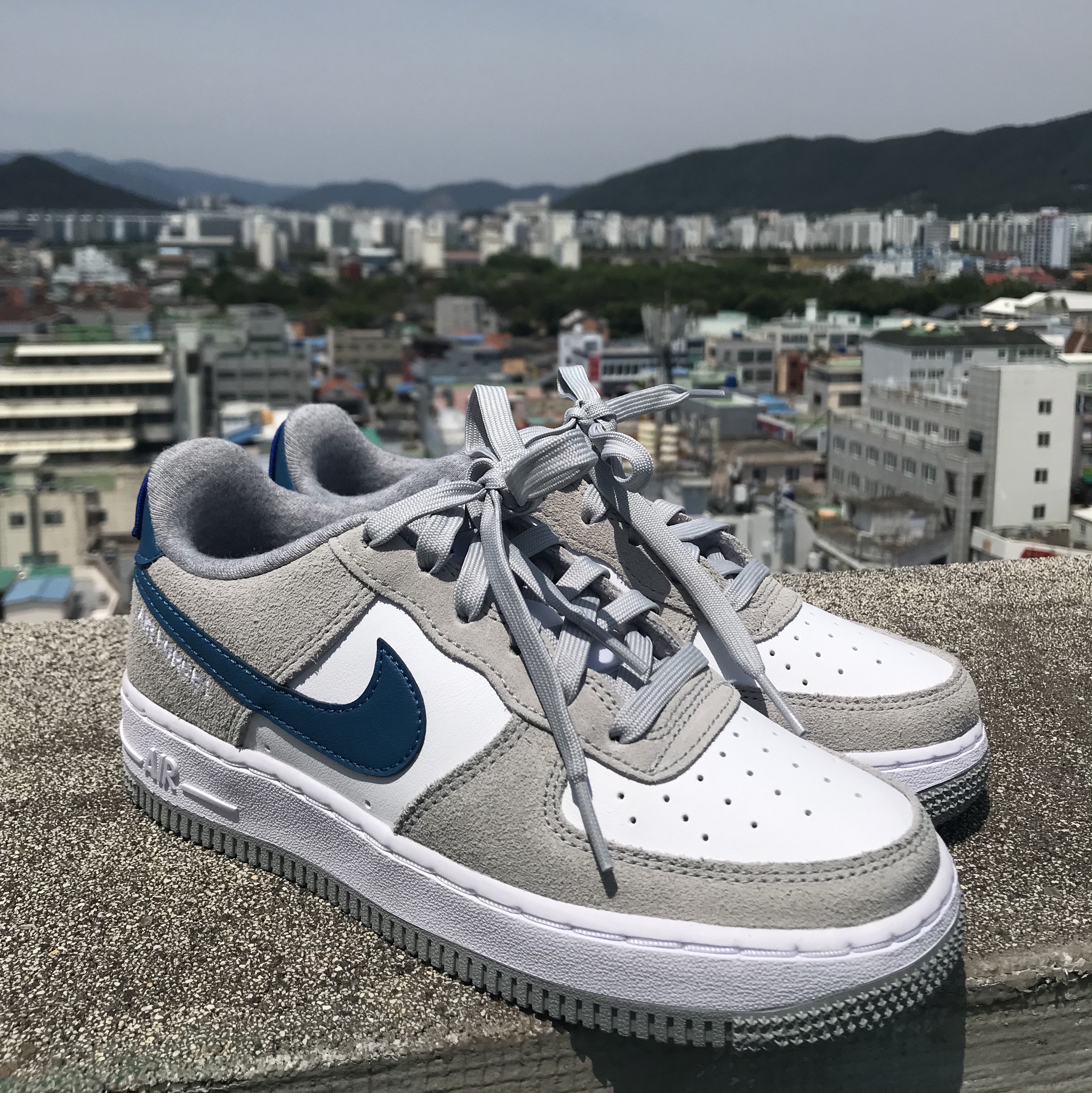 (GS) Nike Air Force 1 LV8 Athletic Club Light Smoke Grey Marina 착용 스타일