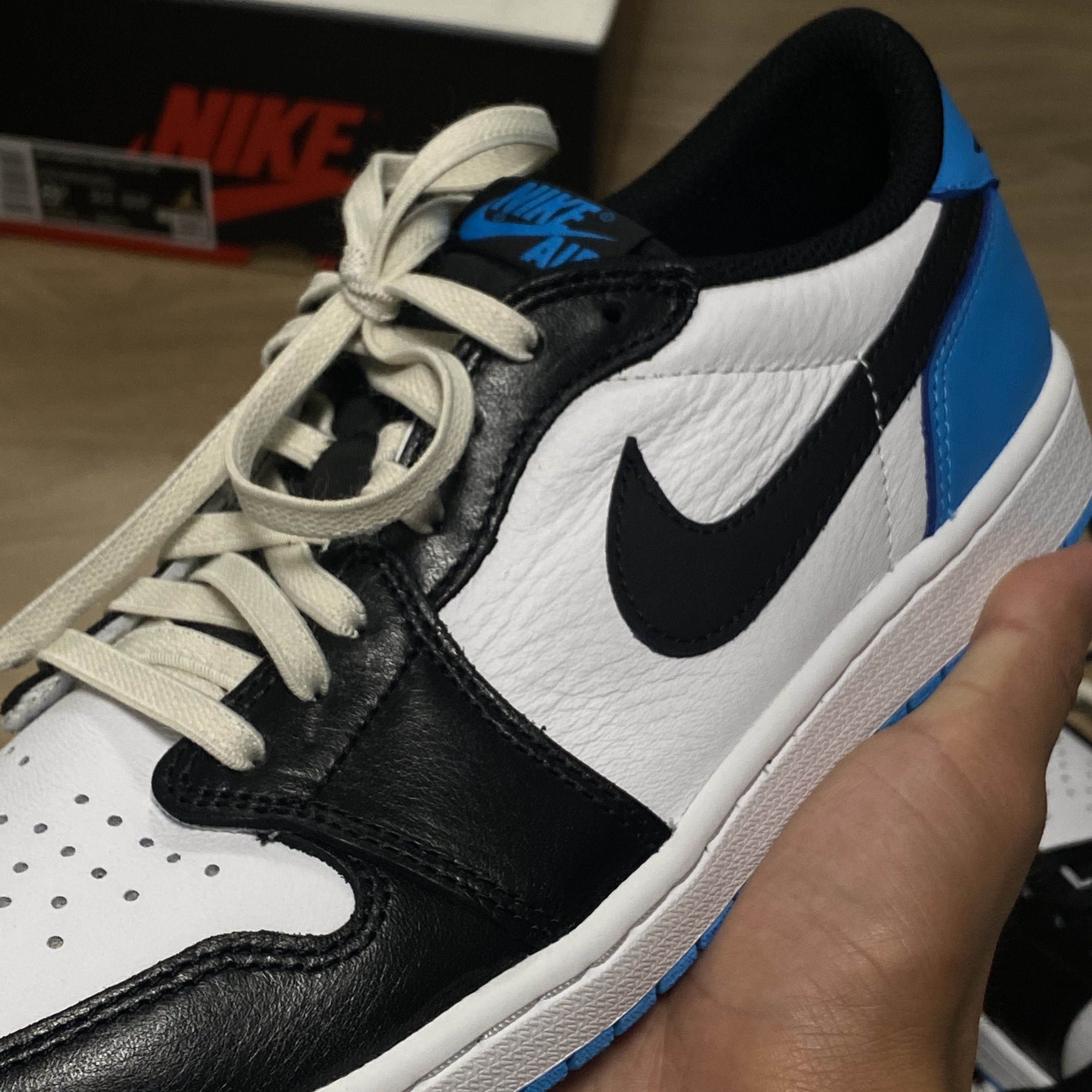 Jordan 1 Retro Low OG Black and Dark Powder Blue 착용 스타일 - 3